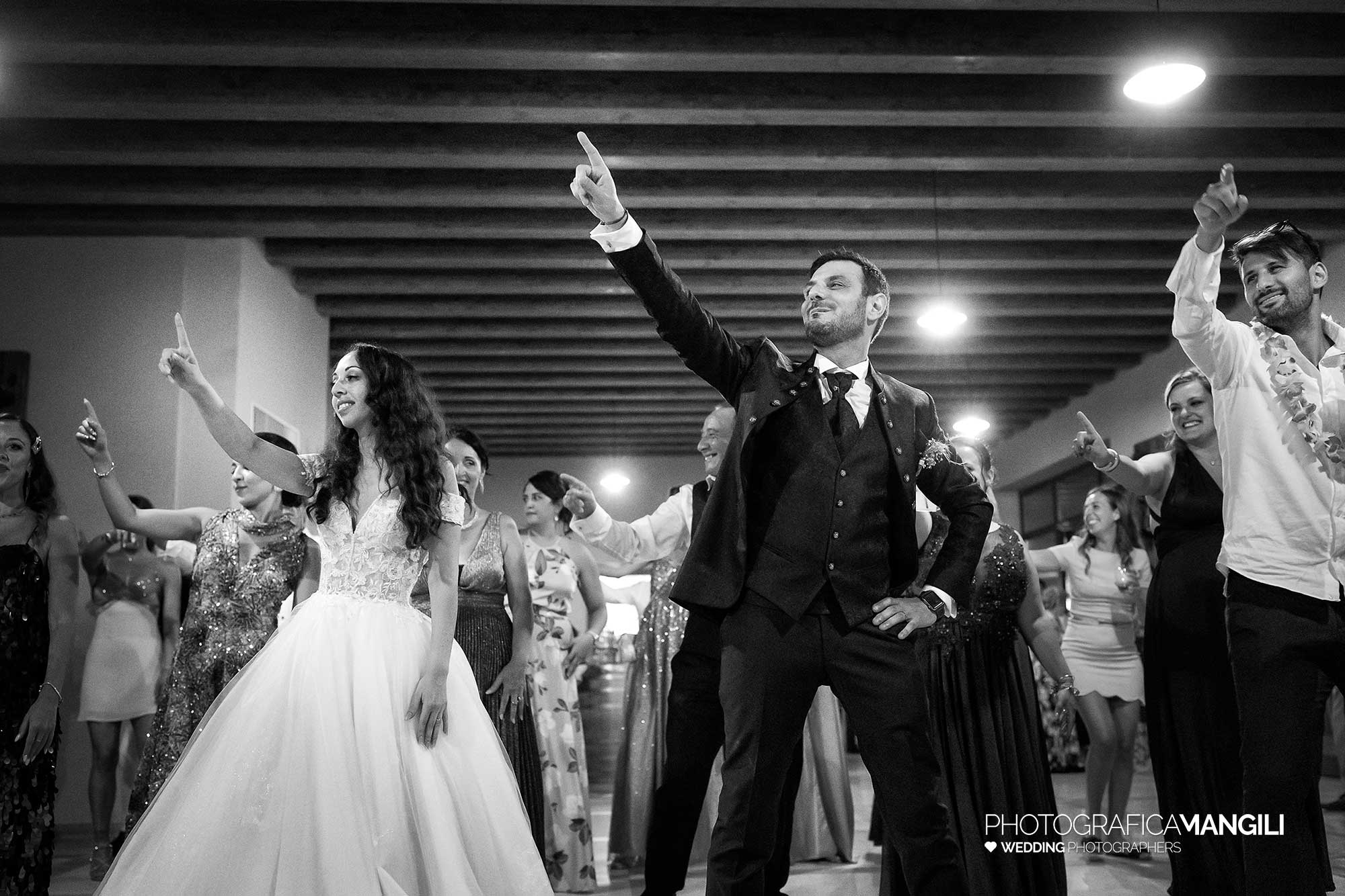 062 fotografo matrimonio reportage wedding sposi balli amici villa mattioli lesmo monza brianza 062 fotografo matrimonio reportage wedding sposi balli amici villa mattioli lesmo monza brianza