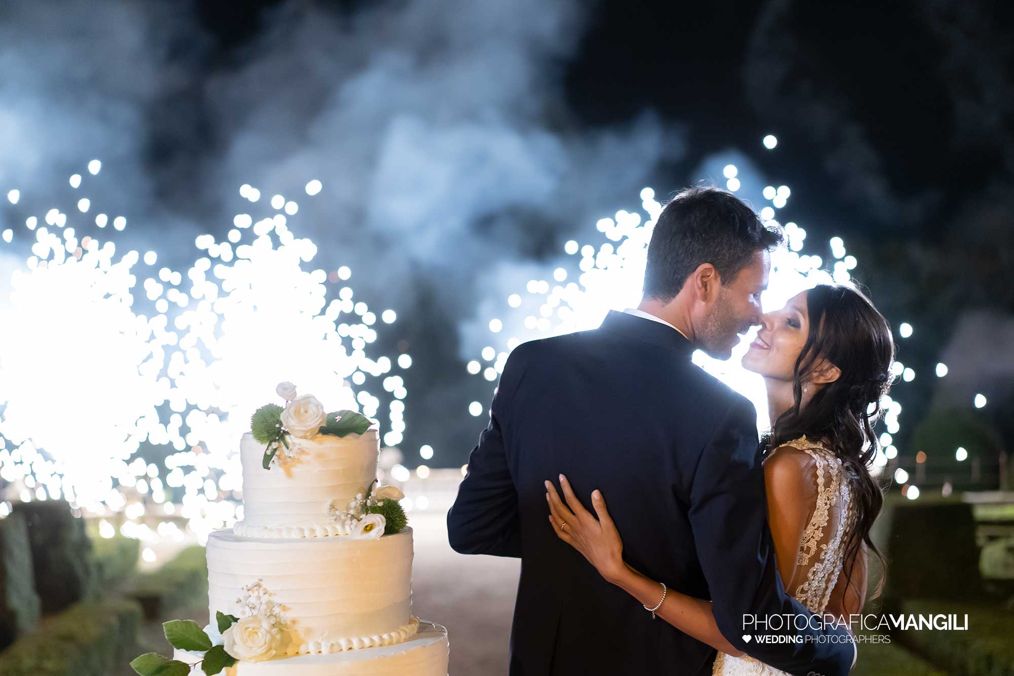 062 reportage foto matrimonio wedding ritratto sposi taglio torta fontane luminose villa orsini colonna imbersago lecco 062 reportage foto matrimonio wedding ritratto sposi taglio torta fontane luminose villa orsini colonna imbersago lecco