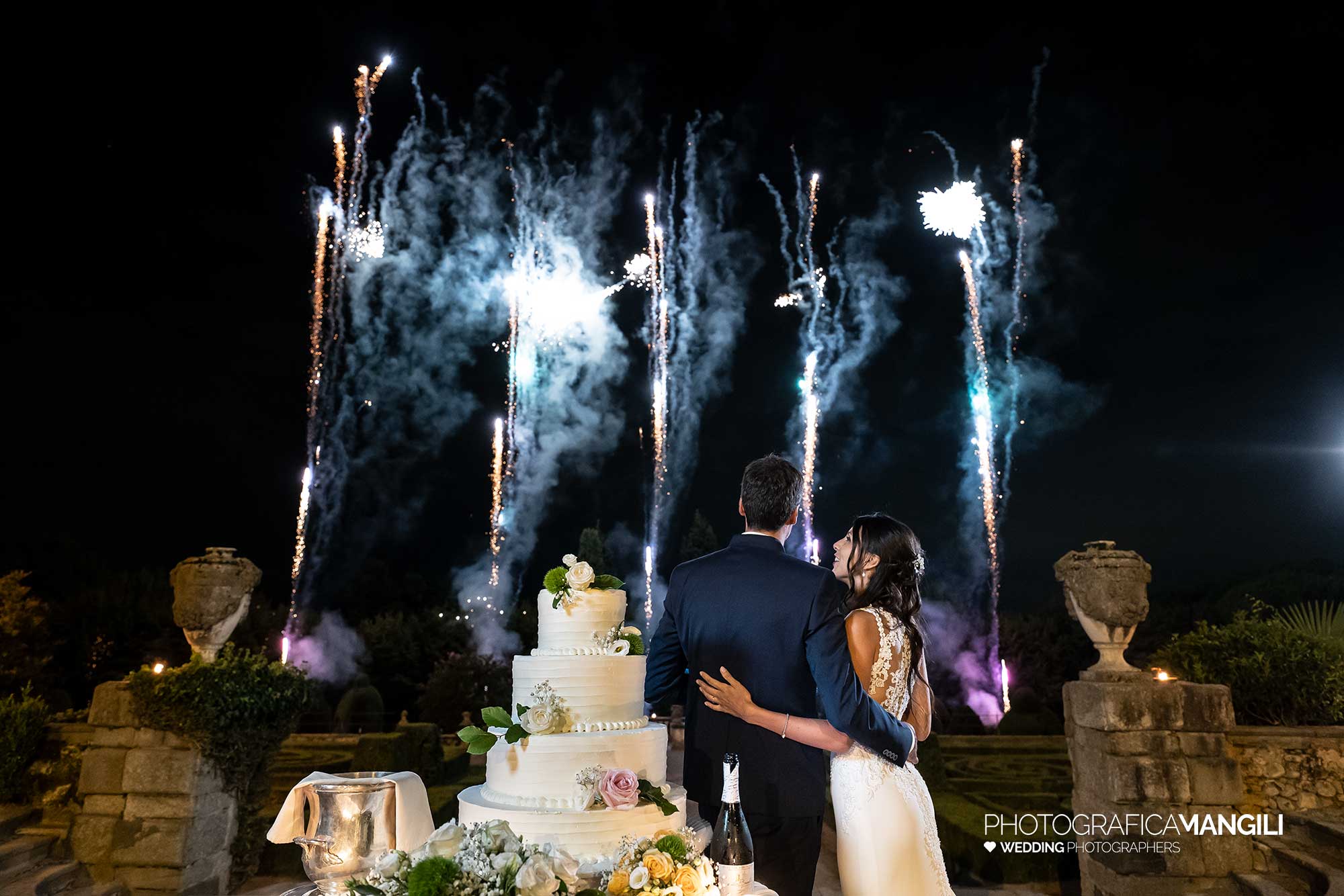 063 reportage foto matrimonio wedding ritratto sposi taglio torta fontane luminose fuochi artificio villa orsini colonna imbersago lecco 063 reportage foto matrimonio wedding ritratto sposi taglio torta fontane luminose fuochi artificio villa orsini colonna imbersago lecco