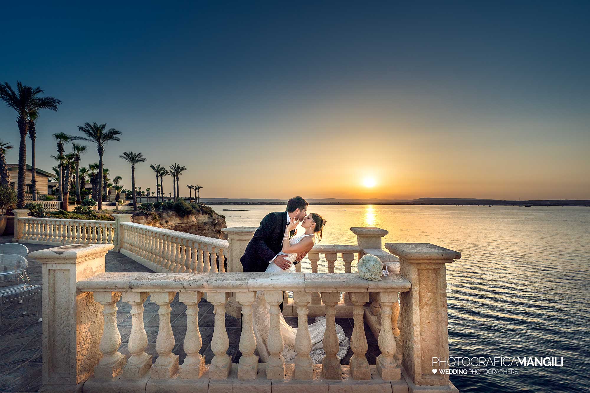 072 fotografo matrimonio reportage destination wedding italy sposi romantic sunset sea spiaggia siracusa gran hotel minareto sicilia italia 072 fotografo matrimonio reportage destination wedding italy sposi romantic sunset sea spiaggia siracusa gran hotel minareto sicilia italia