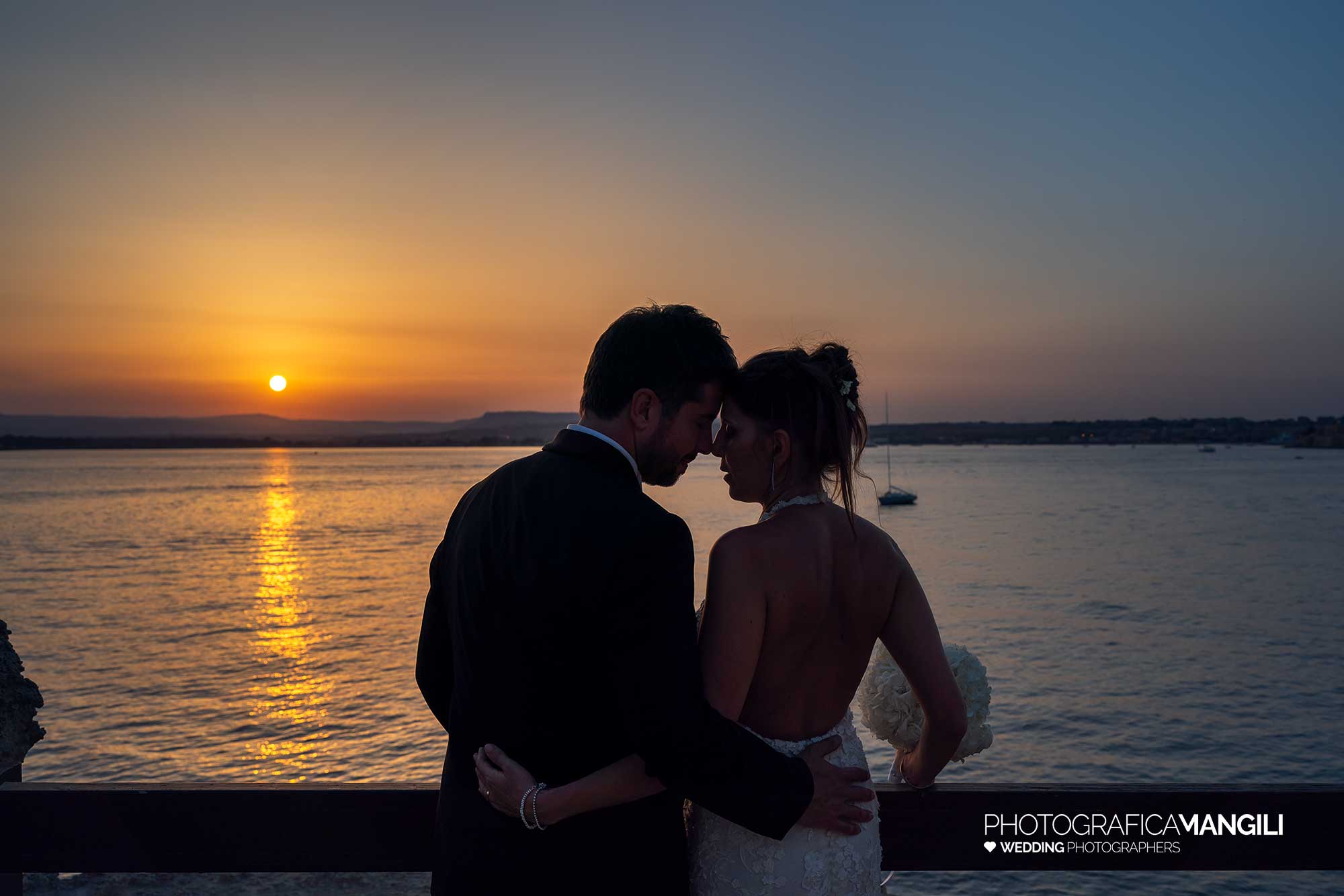 080 fotografo matrimonio reportage destination wedding italy sposi romantic sunset sea spiaggia siracusa gran hotel minareto sicilia italia 080 fotografo matrimonio reportage destination wedding italy sposi romantic sunset sea spiaggia siracusa gran hotel minareto sicilia italia