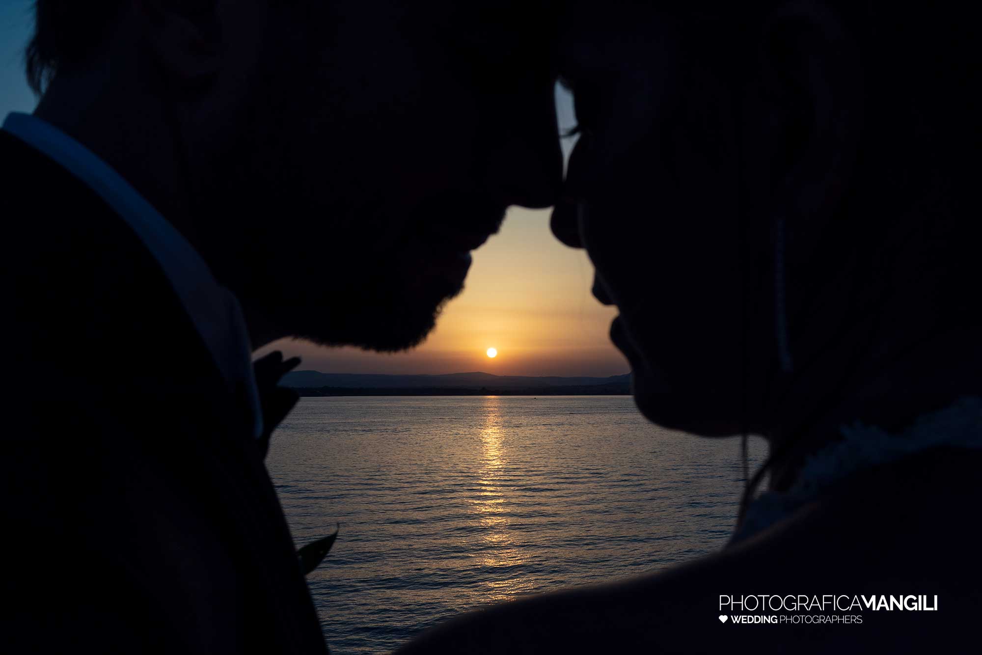 081 fotografo matrimonio reportage destination wedding italy sposi tramonto mare spiaggia siracusa gran hotel minareto sicilia italia 081 fotografo matrimonio reportage destination wedding italy sposi tramonto mare spiaggia siracusa gran hotel minareto sicilia italia