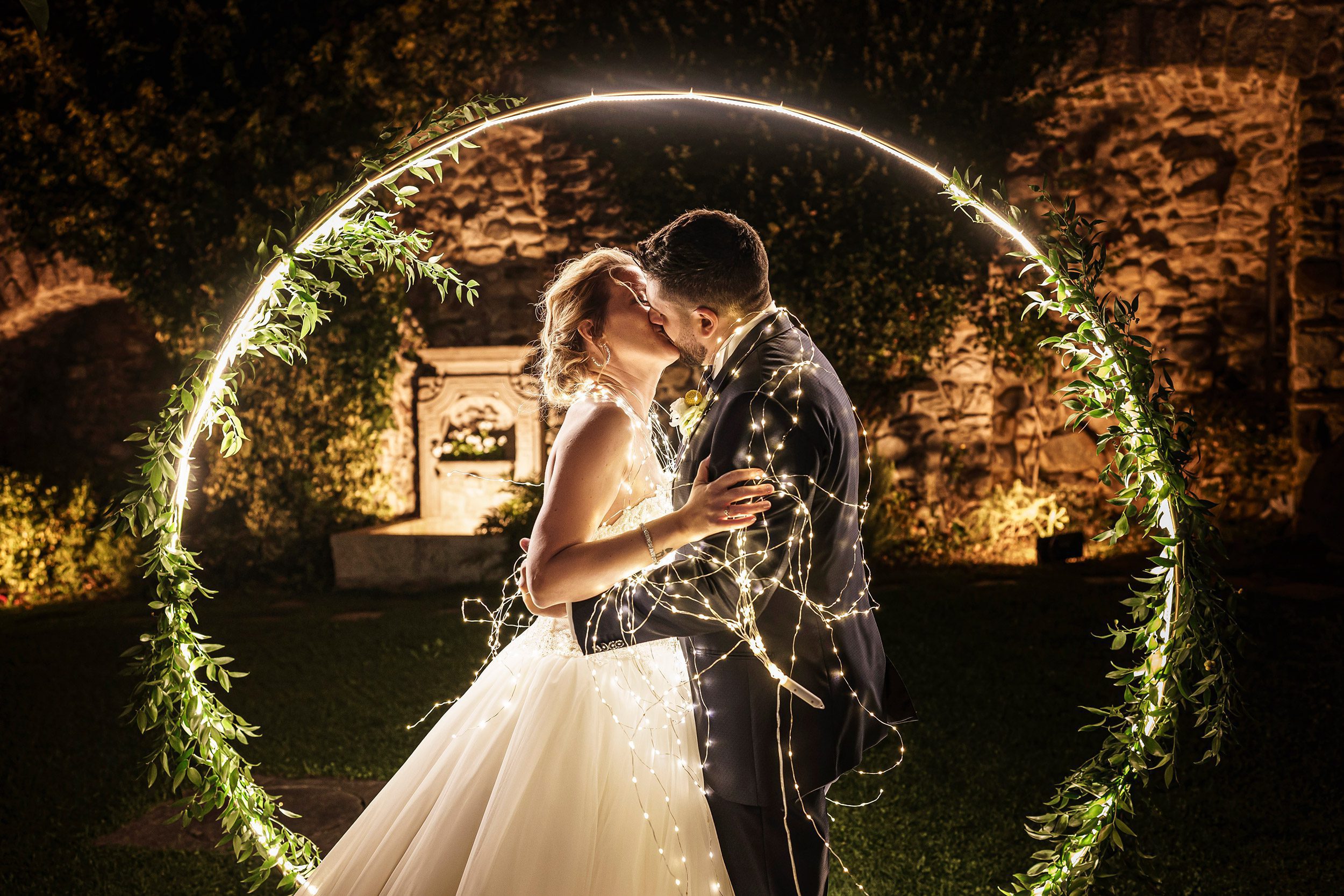 000 fotografo matrimonio reportage wedding sposi cerchio luminoso bacio romantico castello rossino calolziocorte lecco lago como 1