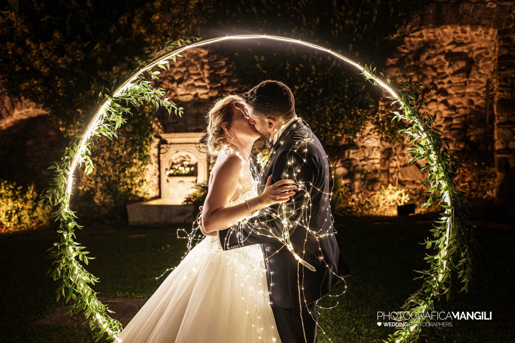 000 fotografo matrimonio reportage wedding sposi cerchio luminoso bacio romantico castello rossino calolziocorte lecco lago como