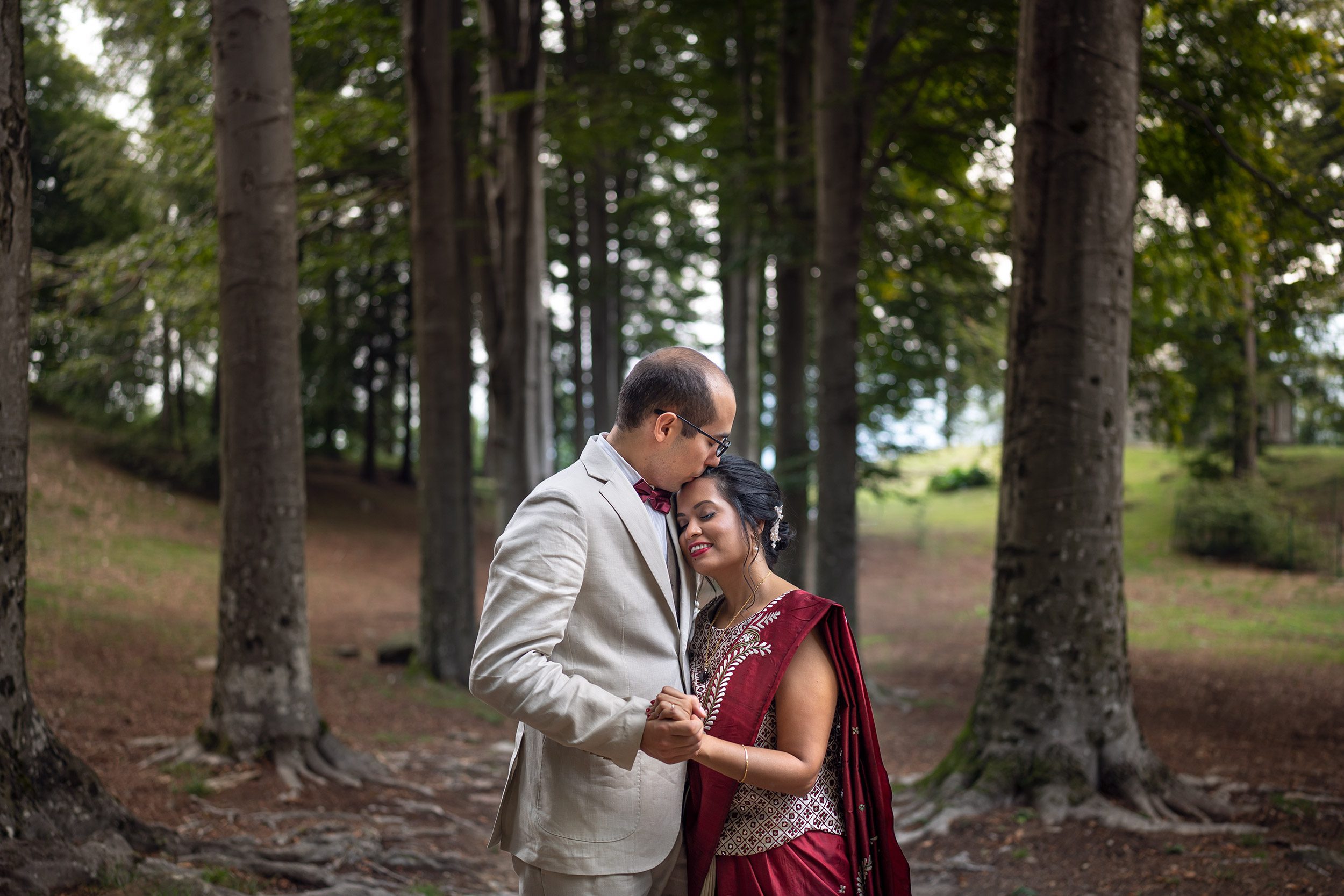 000 fotografo matrimonio reportage wedding sposi romantico bacio bosco ritratto villa pietraluna bellagio como 1