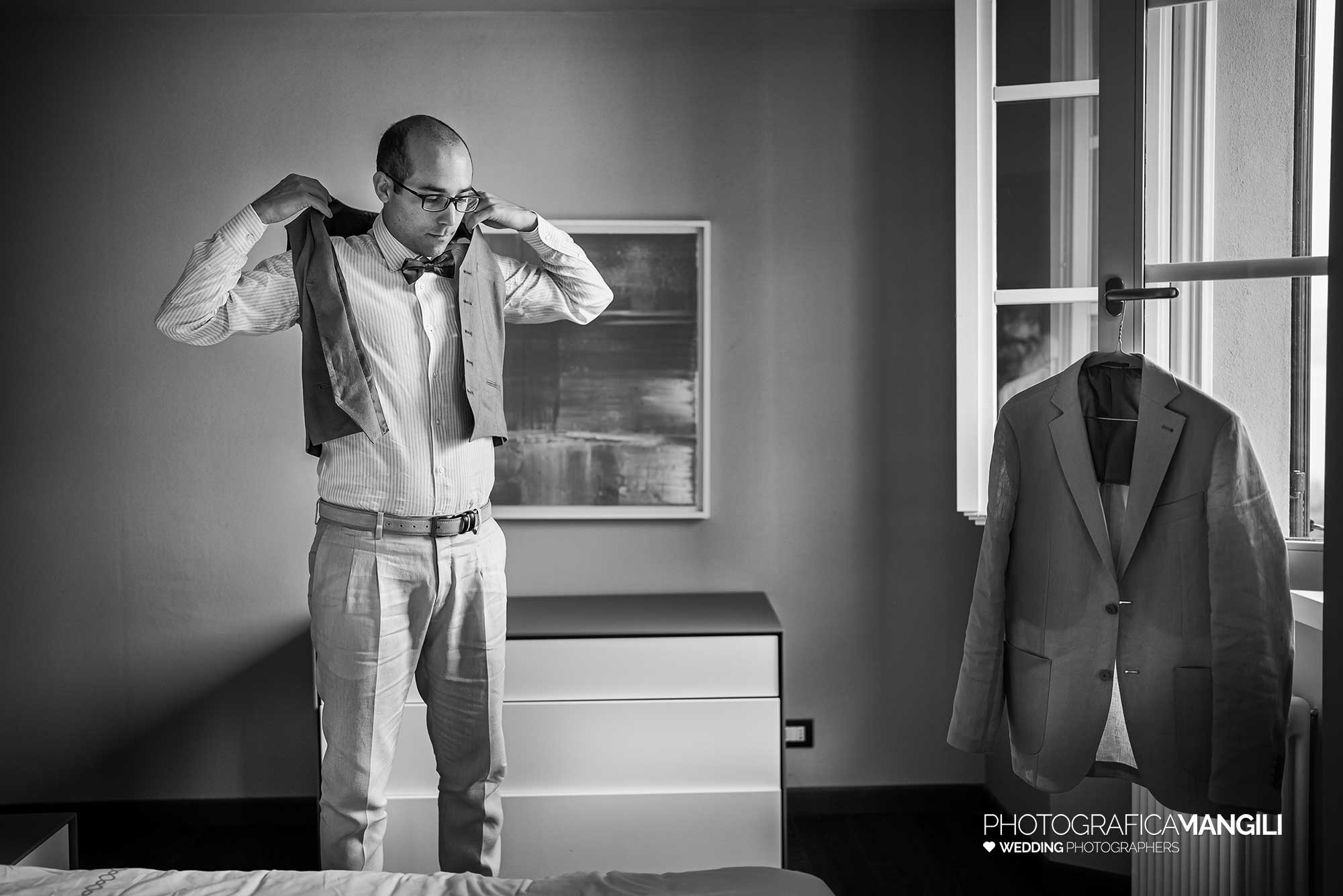 001 fotografo matrimonio reportage wedding sposo preparativi vestizione gilet ritratto onno lecco 001 fotografo matrimonio reportage wedding sposo preparativi vestizione gilet ritratto onno lecco