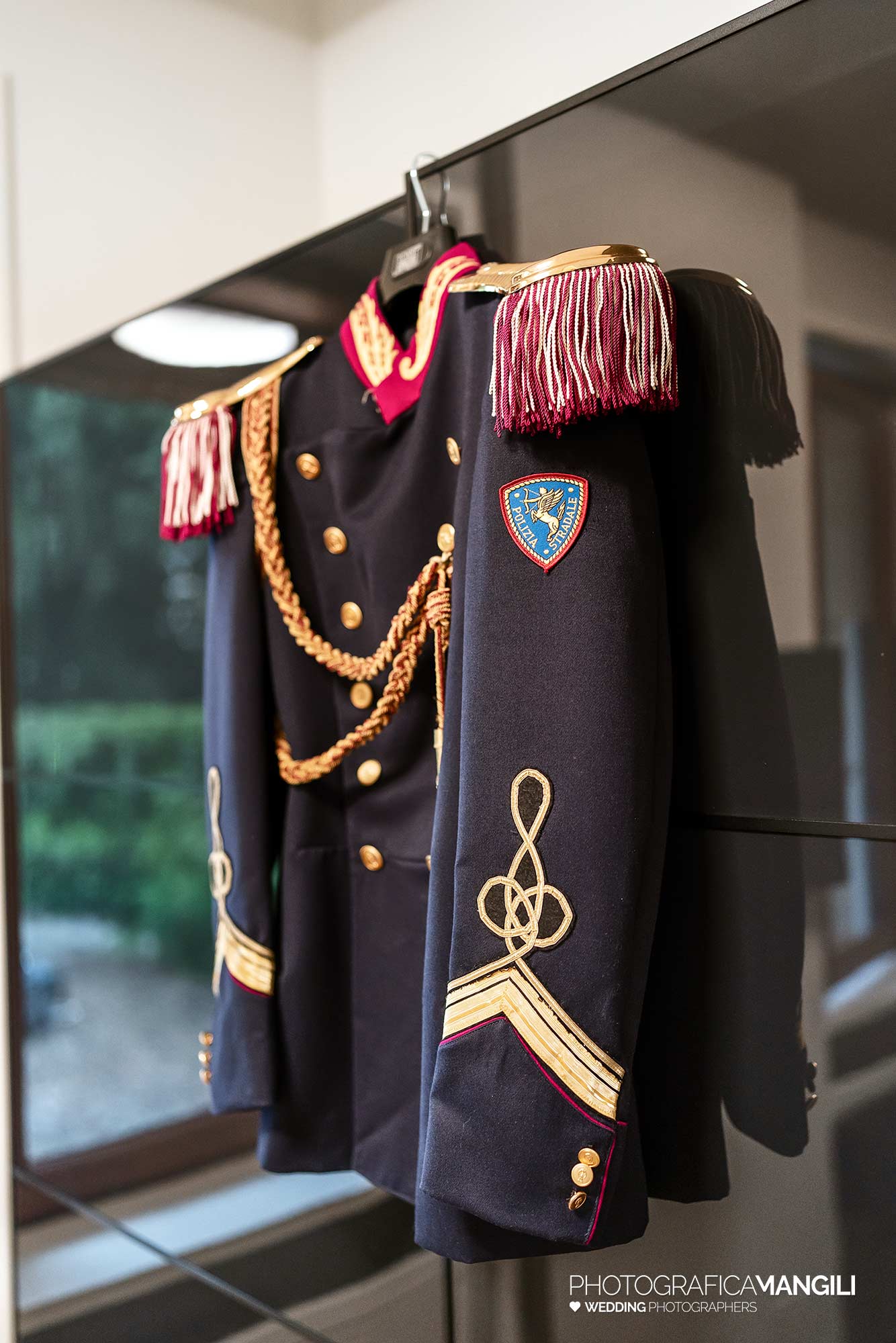 002 fotografo matrimonio reportage real wedding preparazione sposo divisa milano 002 fotografo matrimonio reportage real wedding preparazione sposo divisa milano