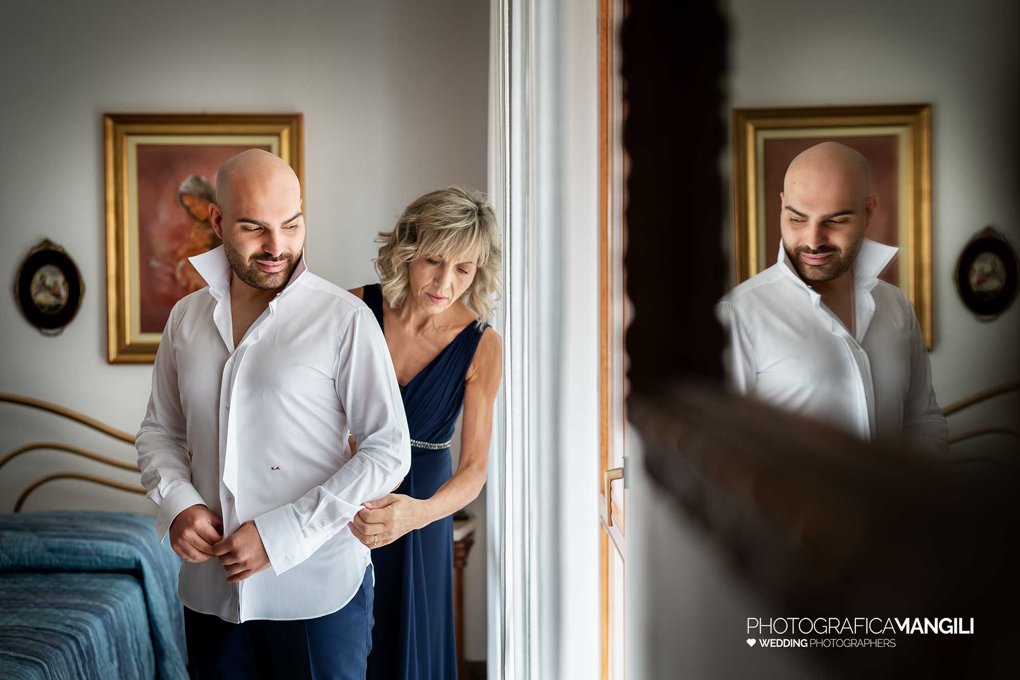 002 fotografo matrimonio reportage wedding preparazione sposo con mamma milano 002 fotografo matrimonio reportage wedding preparazione sposo con mamma milano