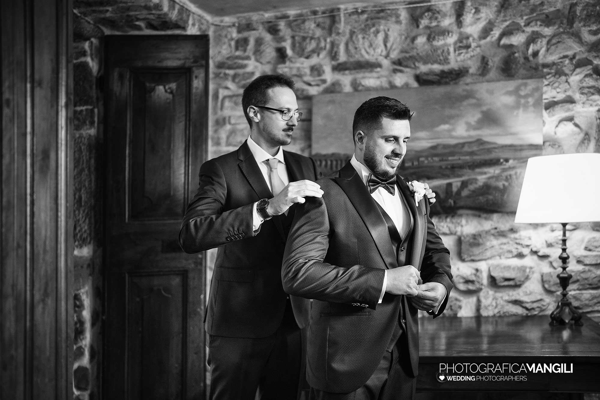 002 fotografo matrimonio reportage wedding sposo preparativi vestizione castello rossino calolziocorte lecco lago como 002 fotografo matrimonio reportage wedding sposo preparativi vestizione castello rossino calolziocorte lecco lago como