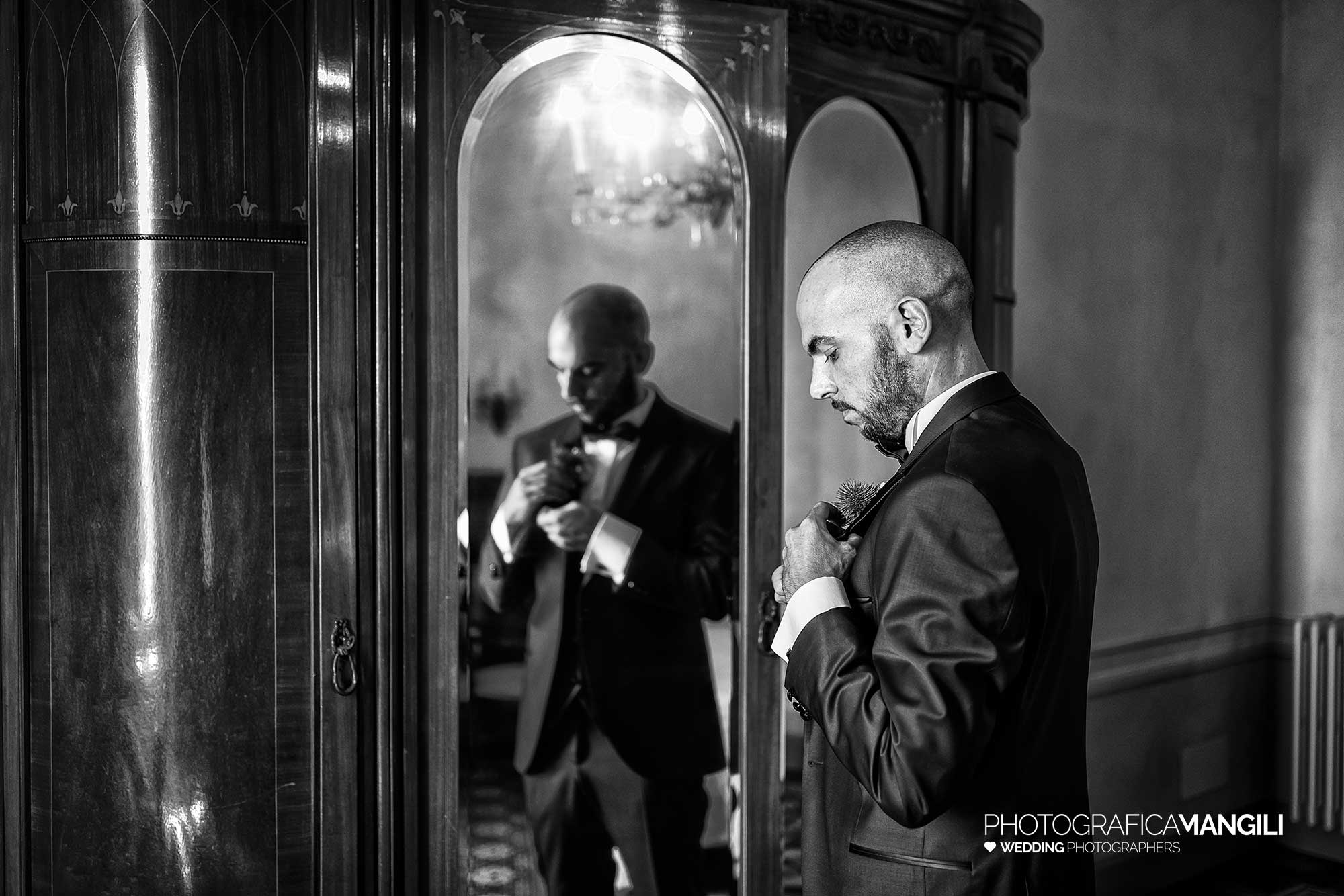 002 fotografo matrimonio reportage wedding sposo preparativi vestizione fiore occhiello ritratto castello degli angeli carobbio degli angeli bergamo 002 fotografo matrimonio reportage wedding sposo preparativi vestizione fiore occhiello ritratto castello degli angeli carobbio degli angeli bergamo