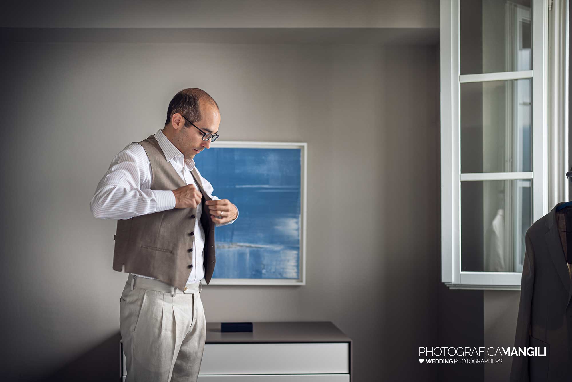 002 fotografo matrimonio reportage wedding sposo preparativi vestizione gilet ritratto onno lecco 002 fotografo matrimonio reportage wedding sposo preparativi vestizione gilet ritratto onno lecco