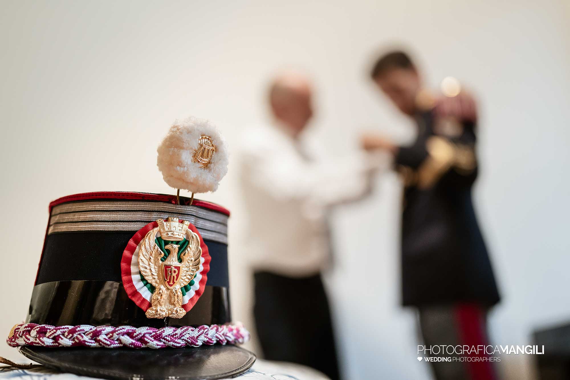 003 fotografo matrimonio reportage real wedding preparazione sposo divisa milano 003 fotografo matrimonio reportage real wedding preparazione sposo divisa milano