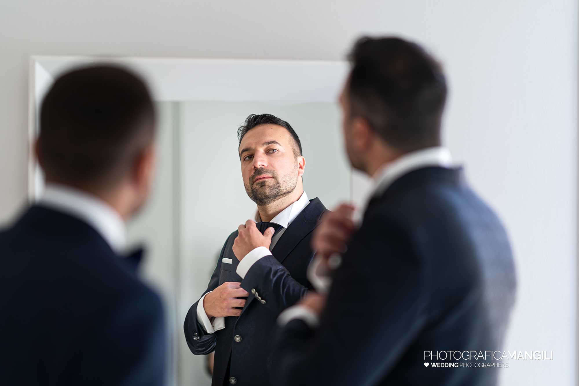 003 fotografo matrimonio reportage wedding preparazione vestito sposo bergamo 003 fotografo matrimonio reportage wedding preparazione vestito sposo bergamo