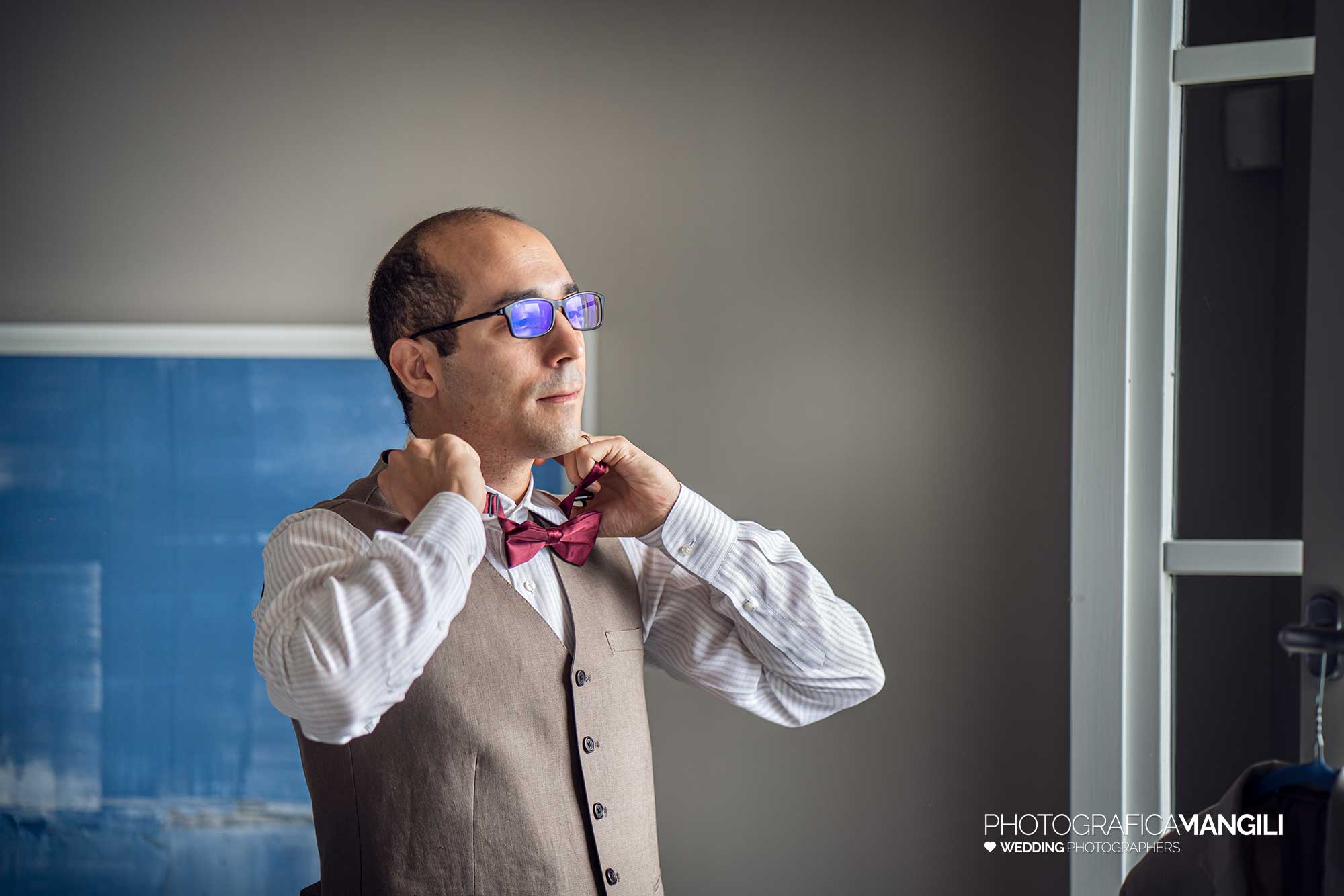 003 fotografo matrimonio reportage wedding sposo preparativi papillon vestizione ritratto onno lecco 003 fotografo matrimonio reportage wedding sposo preparativi papillon vestizione ritratto onno lecco