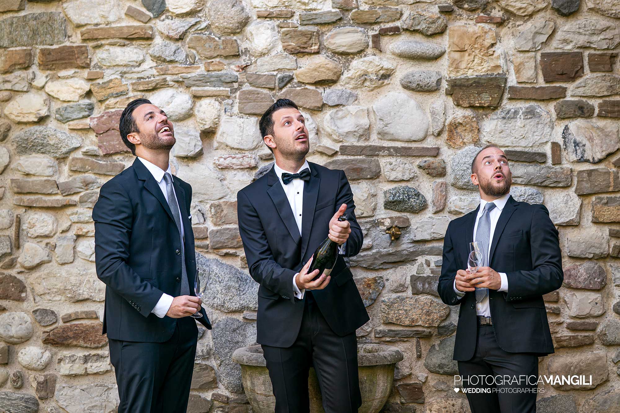 004 fotografo matrimonio reportage wedding preparazione sposo brindisi testimoni castello rossino calolziocorte lecco lago como 004 fotografo matrimonio reportage wedding preparazione sposo brindisi testimoni castello rossino calolziocorte lecco lago como