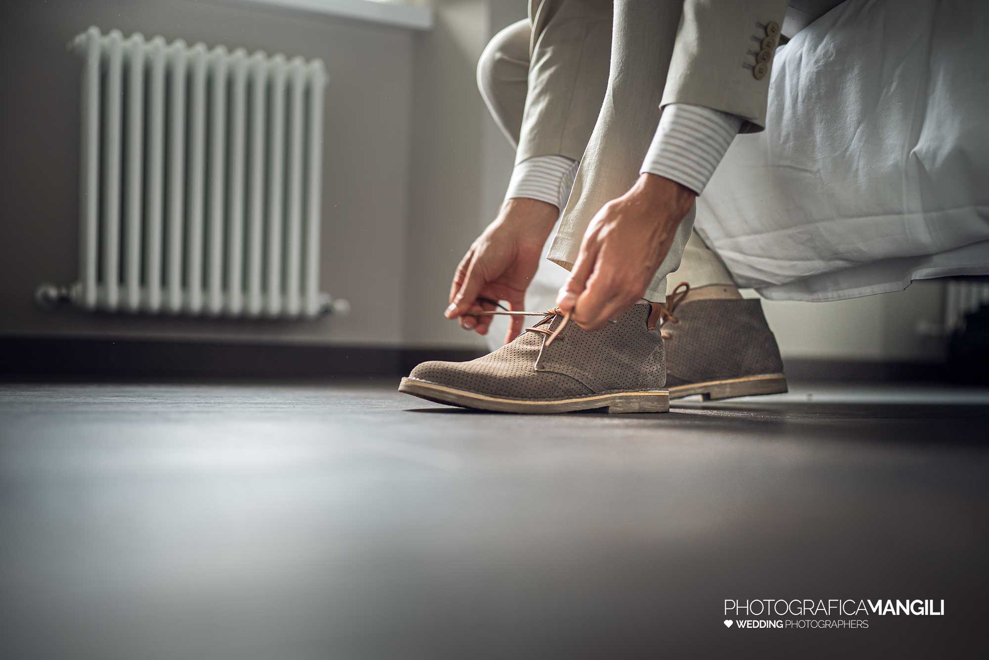 004 fotografo matrimonio reportage wedding sposo preparativi scarpe vestizione ritratto onno lecco 004 fotografo matrimonio reportage wedding sposo preparativi scarpe vestizione ritratto onno lecco