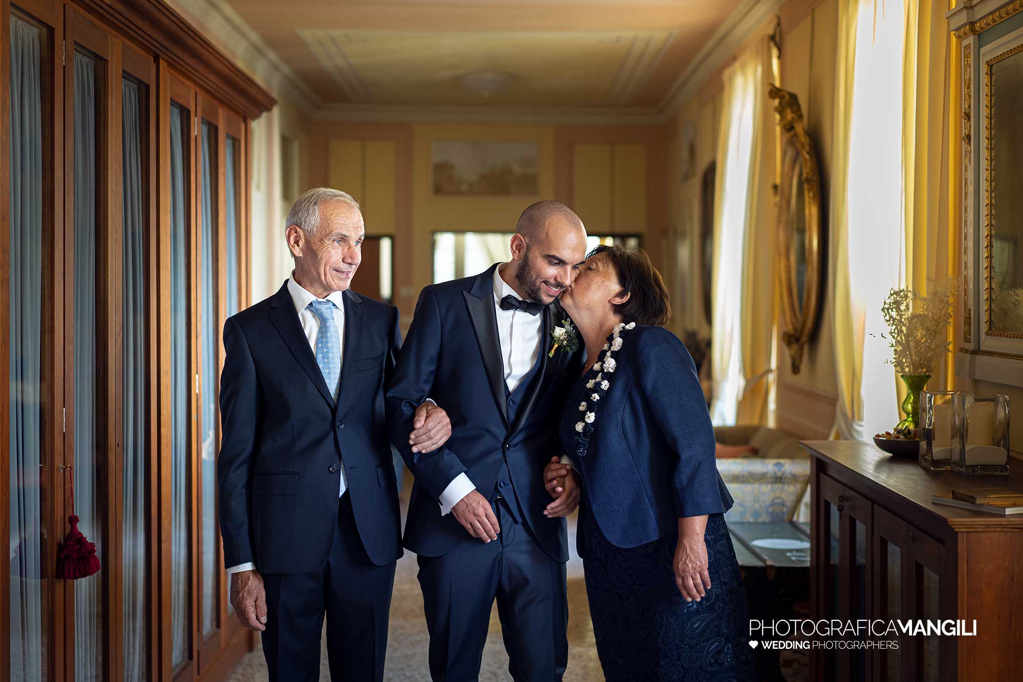 004 fotografo matrimonio reportage wedding sposo preparativi vestizione genitori ritratto castello degli angeli carobbio degli angeli bergamo 004 fotografo matrimonio reportage wedding sposo preparativi vestizione genitori ritratto castello degli angeli carobbio degli angeli bergamo