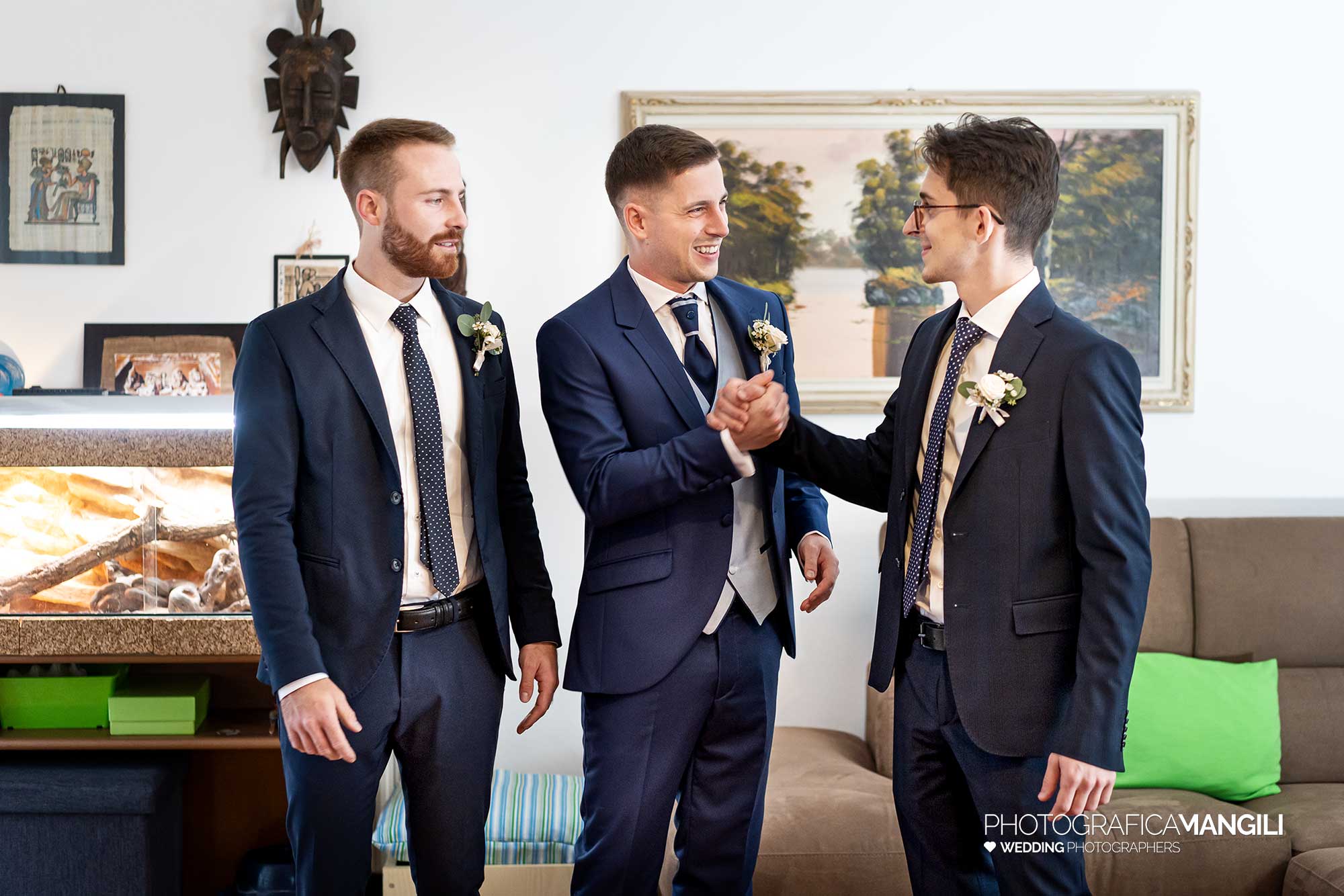 004 fotografo matrimonio wedding reportage preparazione sposo con testimoni bergamo 004 fotografo matrimonio wedding reportage preparazione sposo con testimoni bergamo