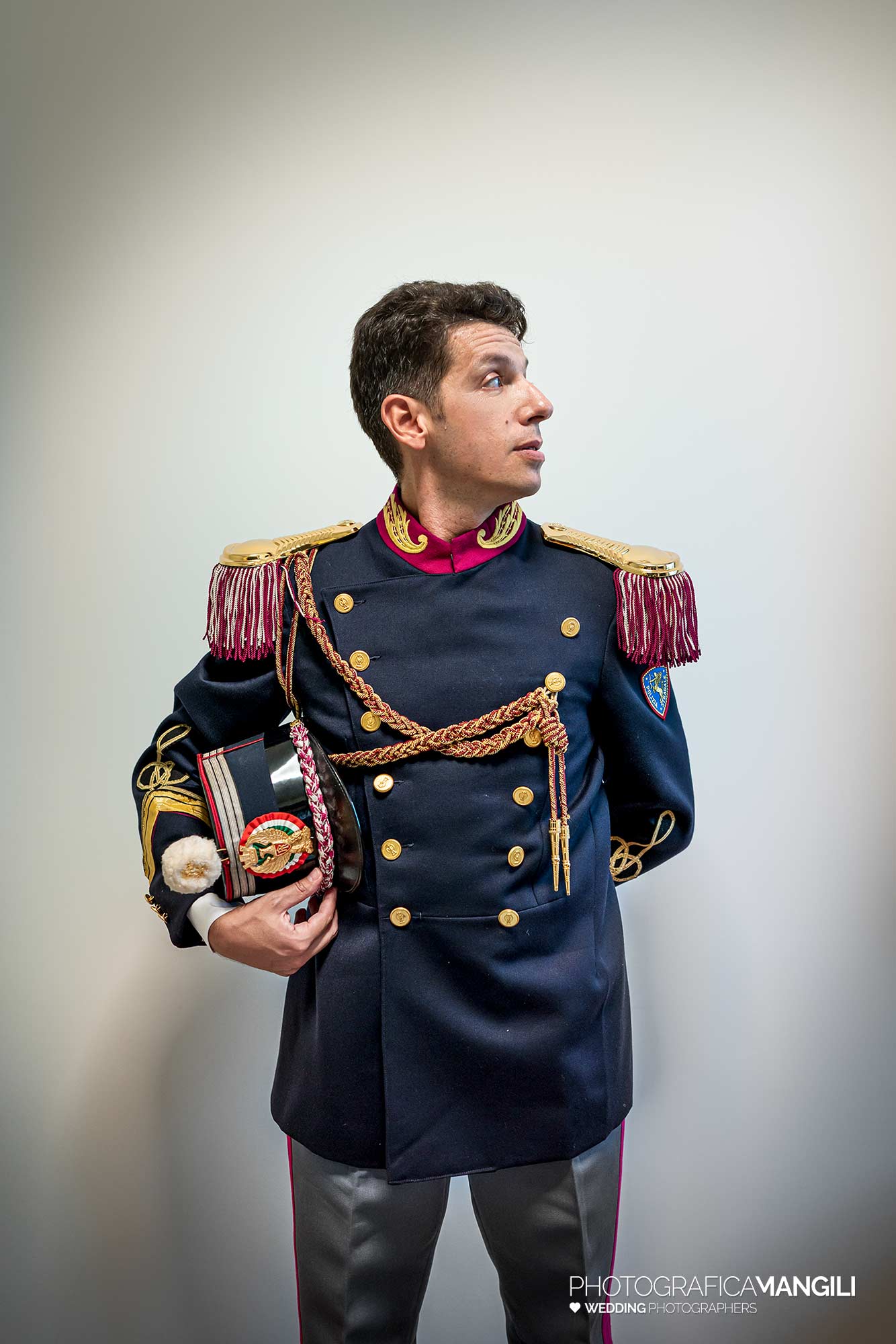 005 fotografo matrimonio reportage real wedding preparazione sposo divisa milano 005 fotografo matrimonio reportage real wedding preparazione sposo divisa milano