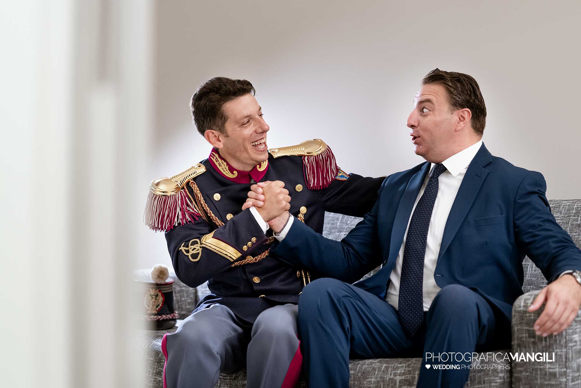 006 fotografo matrimonio reportage real wedding preparazione sposo divisa milano 006 fotografo matrimonio reportage real wedding preparazione sposo divisa milano