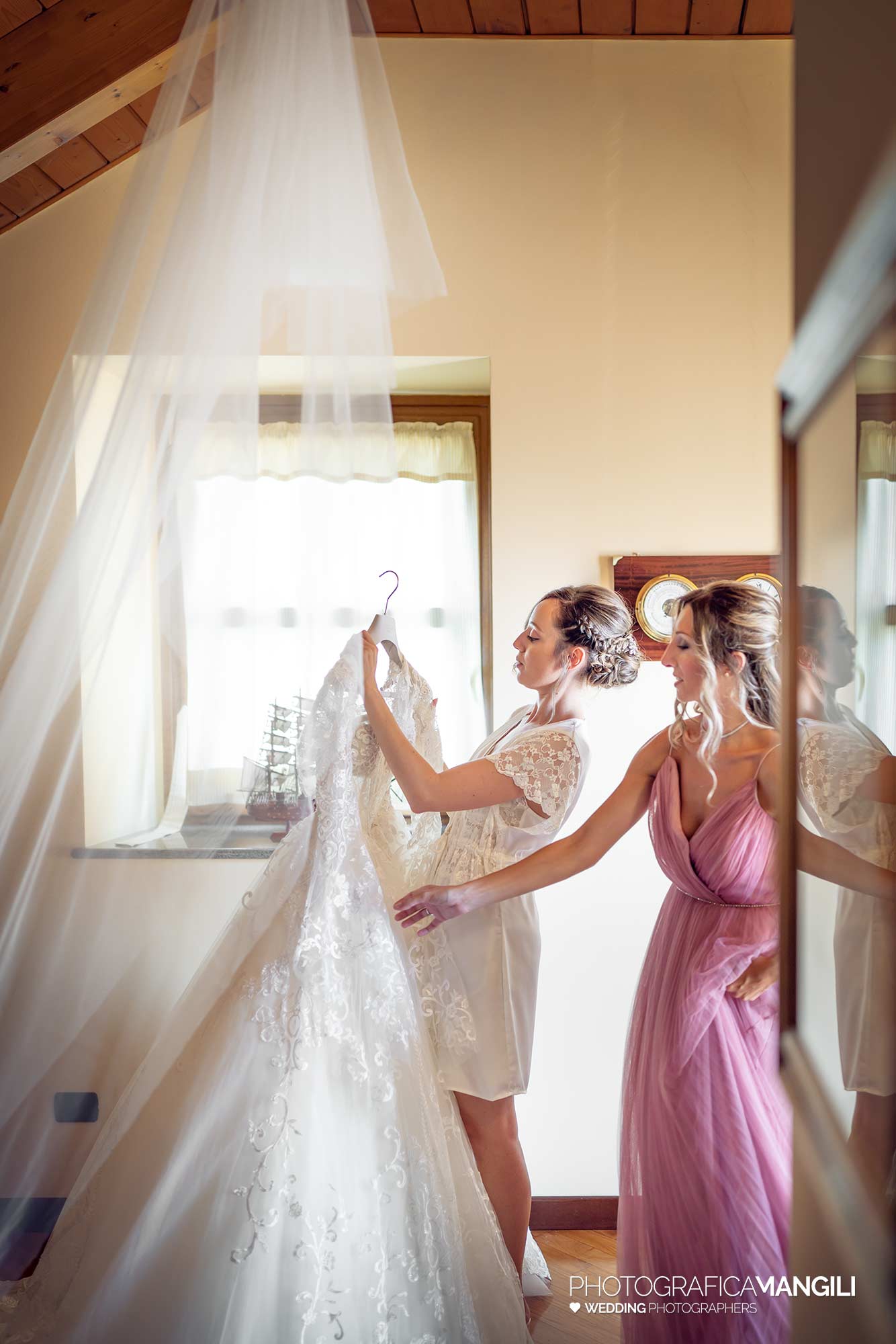 006 fotografo matrimonio reportage wedding preparazione abito sposa rho milano 006 fotografo matrimonio reportage wedding preparazione abito sposa rho milano
