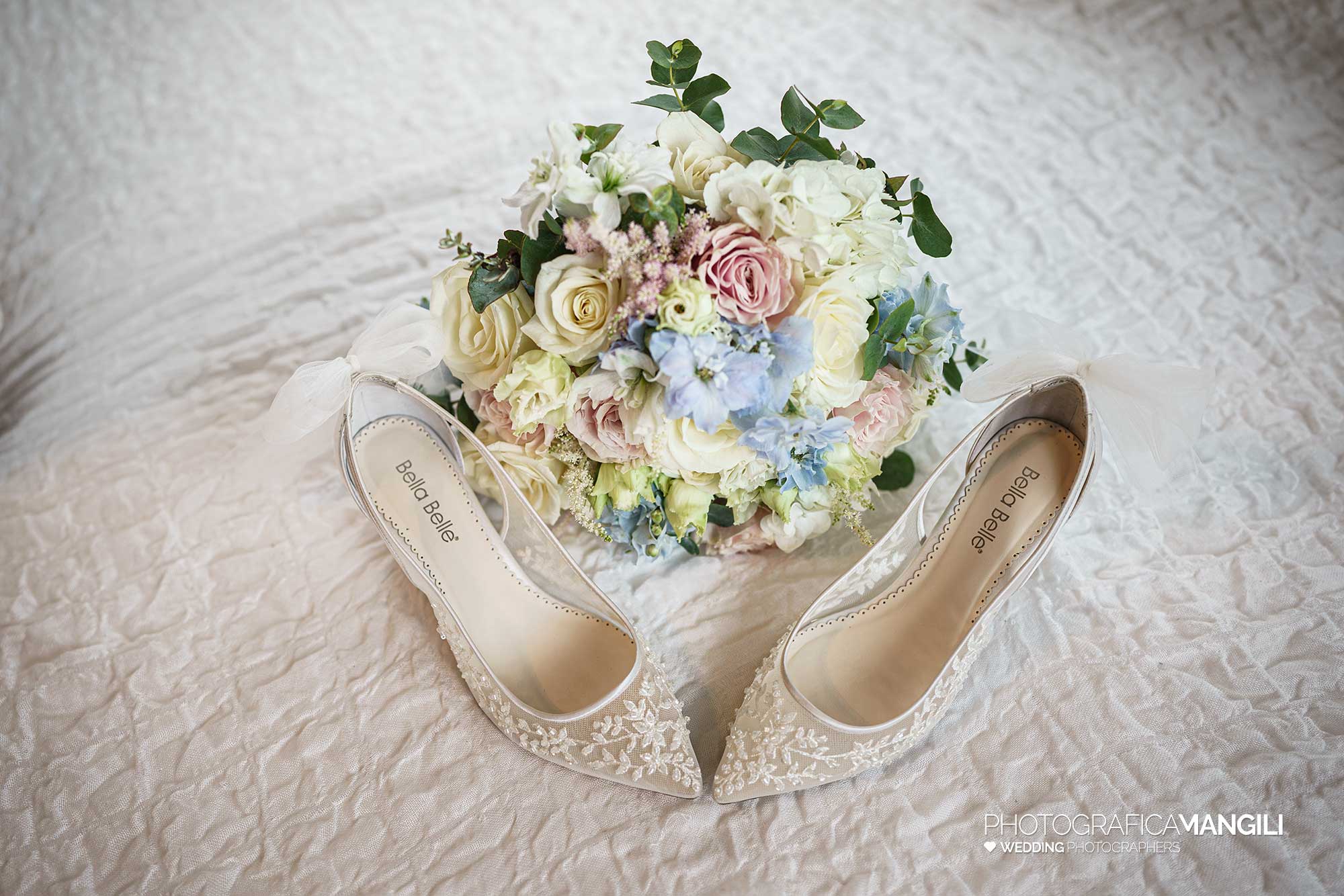 007 fotografo matrimonio reportage wedding preparazione scarpe bouquet sposa villa ex magni rizzoli canzo como 007 fotografo matrimonio reportage wedding preparazione scarpe bouquet sposa villa ex magni rizzoli canzo como