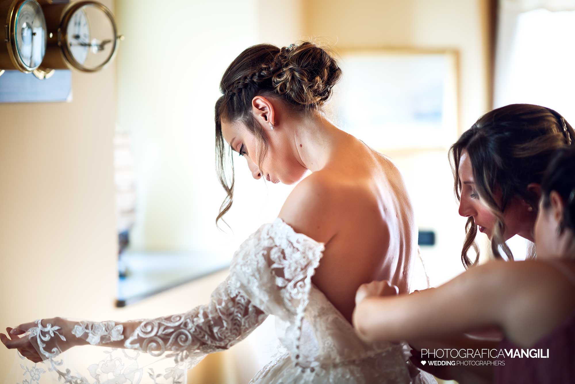 007 fotografo matrimonio reportage wedding preparazione vestito sposa rho milano 007 fotografo matrimonio reportage wedding preparazione vestito sposa rho milano