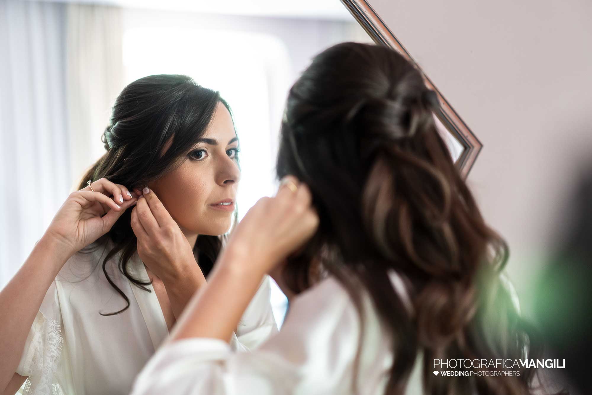 007 fotografo matrimonio reportage wedding sposa preparativi vestizione orecchini ritratto castello degli angeli carobbio degli angeli bergamo 007 fotografo matrimonio reportage wedding sposa preparativi vestizione orecchini ritratto castello degli angeli carobbio degli angeli bergamo