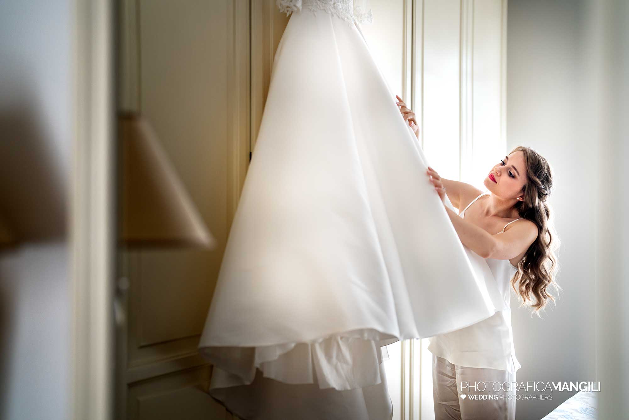 008 fotografo matrimonio reportage wedding preparazione abito sposa milano 008 fotografo matrimonio reportage wedding preparazione abito sposa milano