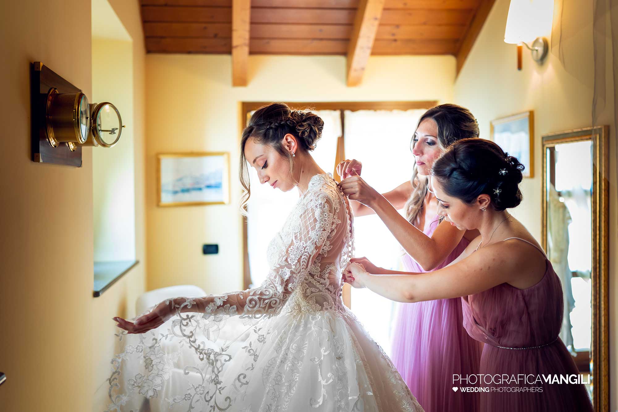 008 fotografo matrimonio reportage wedding preparazione vestito amiche sposa rho milano 008 fotografo matrimonio reportage wedding preparazione vestito amiche sposa rho milano