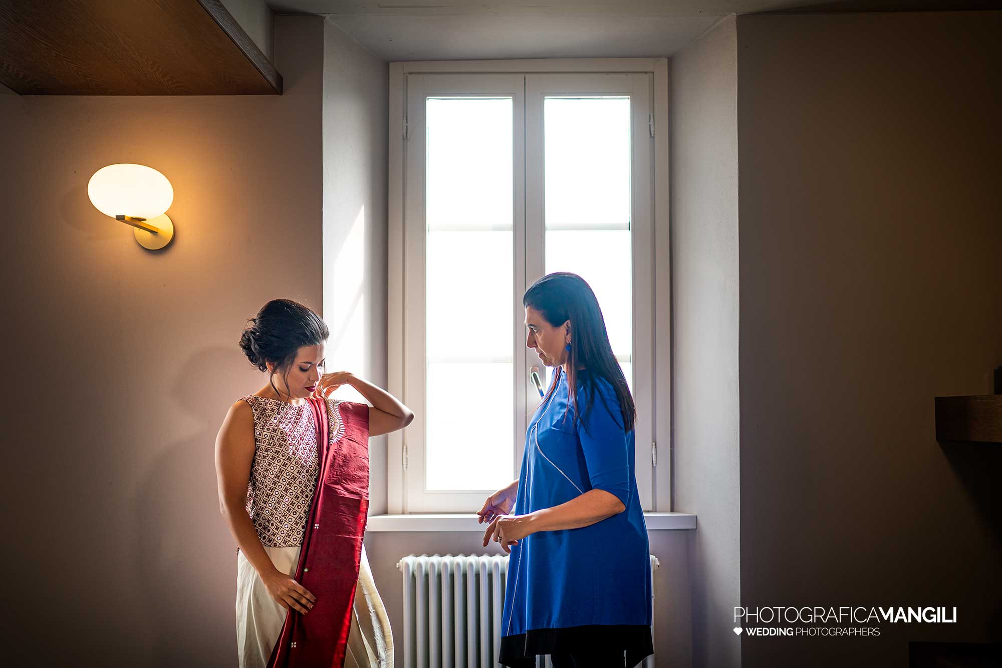 008 fotografo matrimonio reportage wedding sposa preparativi vestizione ritratto onno lecco 008 fotografo matrimonio reportage wedding sposa preparativi vestizione ritratto onno lecco