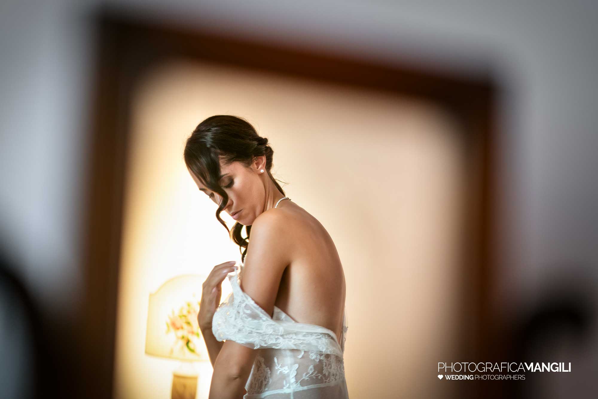 009 fotografo matrimonio reportage real wedding preparazione sposa vestito milano 009 fotografo matrimonio reportage real wedding preparazione sposa vestito milano