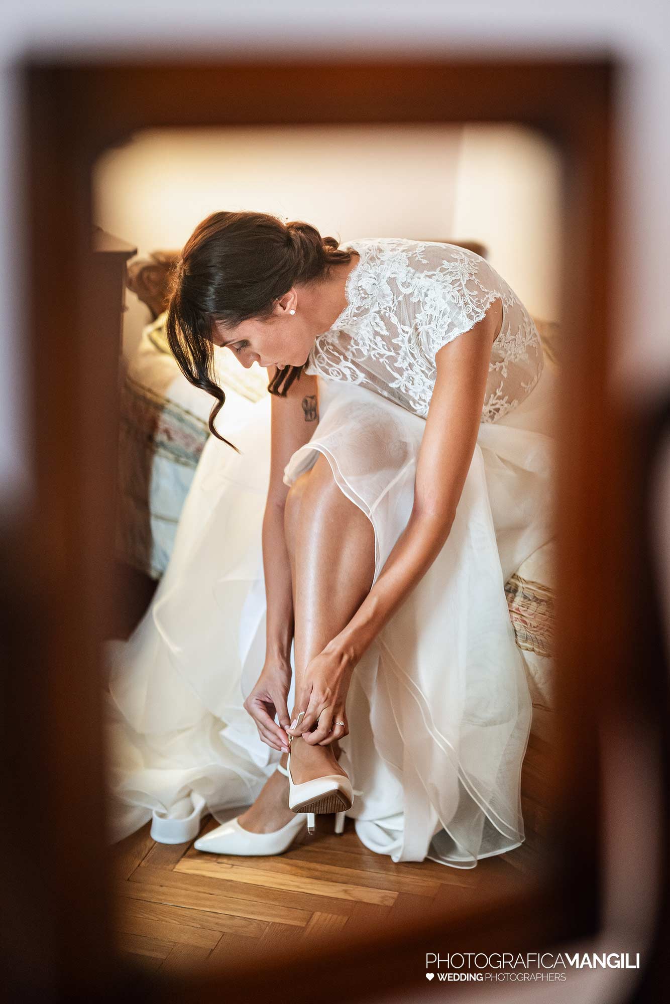 010 fotografo matrimonio reportage real wedding preparazione sposa vestito milano 010 fotografo matrimonio reportage real wedding preparazione sposa vestito milano