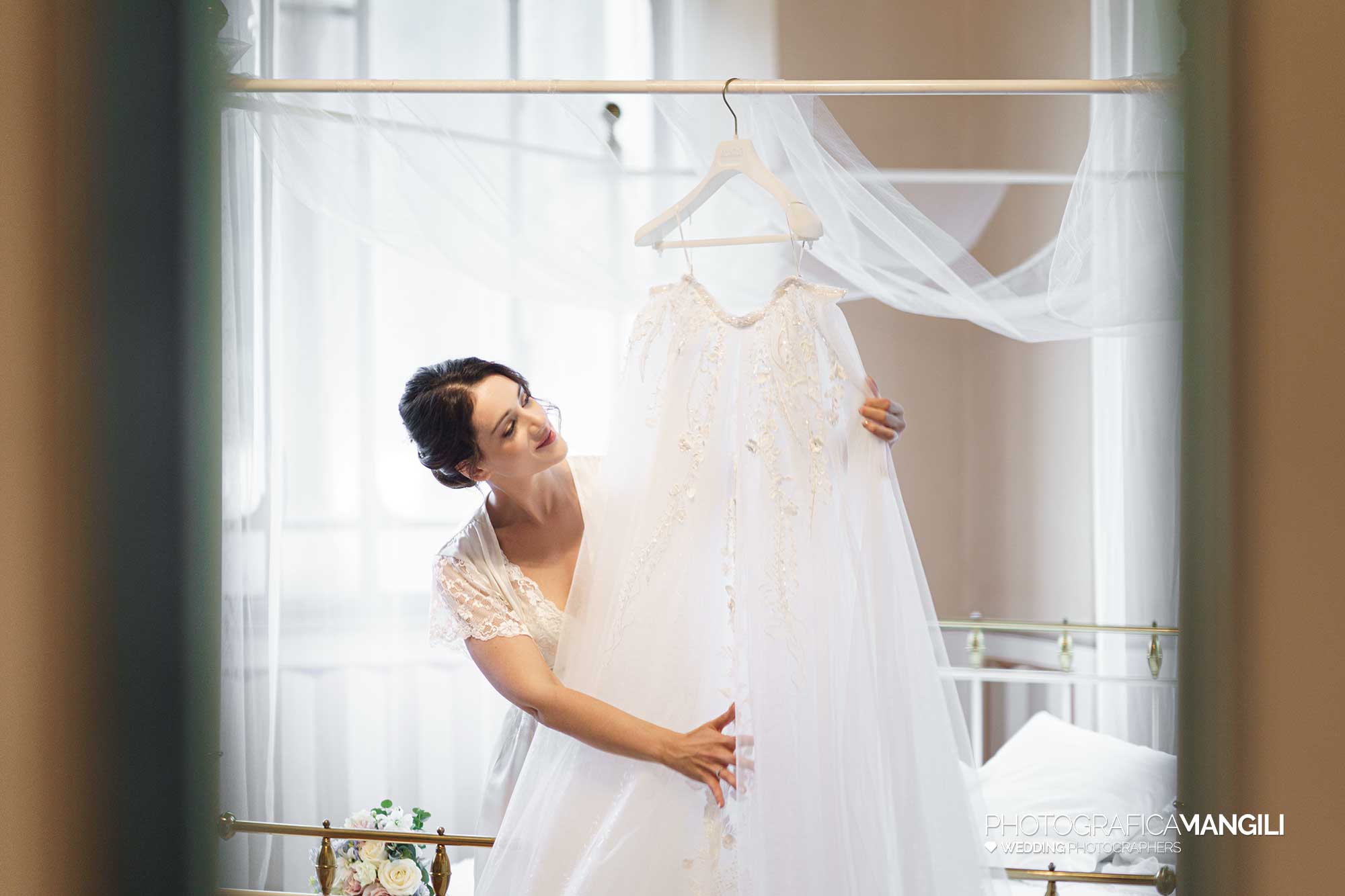 010 fotografo matrimonio reportage wedding preparazione abito sposa villa ex magni rizzoli canzo como 010 fotografo matrimonio reportage wedding preparazione abito sposa villa ex magni rizzoli canzo como