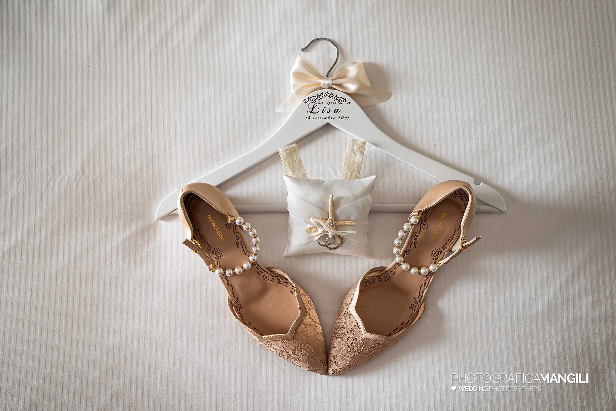 010 fotografo matrimonio reportage wedding preparazione scarpe sposa castello di monasterolo monasterolo del castello bergamo 010 fotografo matrimonio reportage wedding preparazione scarpe sposa castello di monasterolo monasterolo del castello bergamo