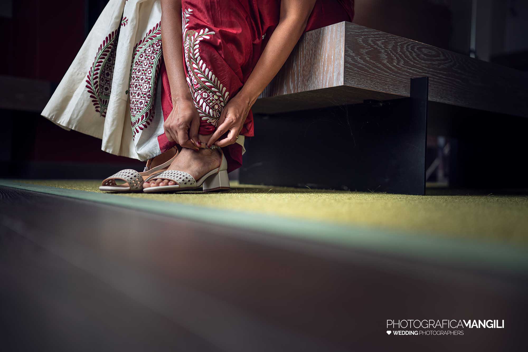 010 fotografo matrimonio reportage wedding sposa preparativi vestizione scarpe ritratto onno lecco 010 fotografo matrimonio reportage wedding sposa preparativi vestizione scarpe ritratto onno lecco