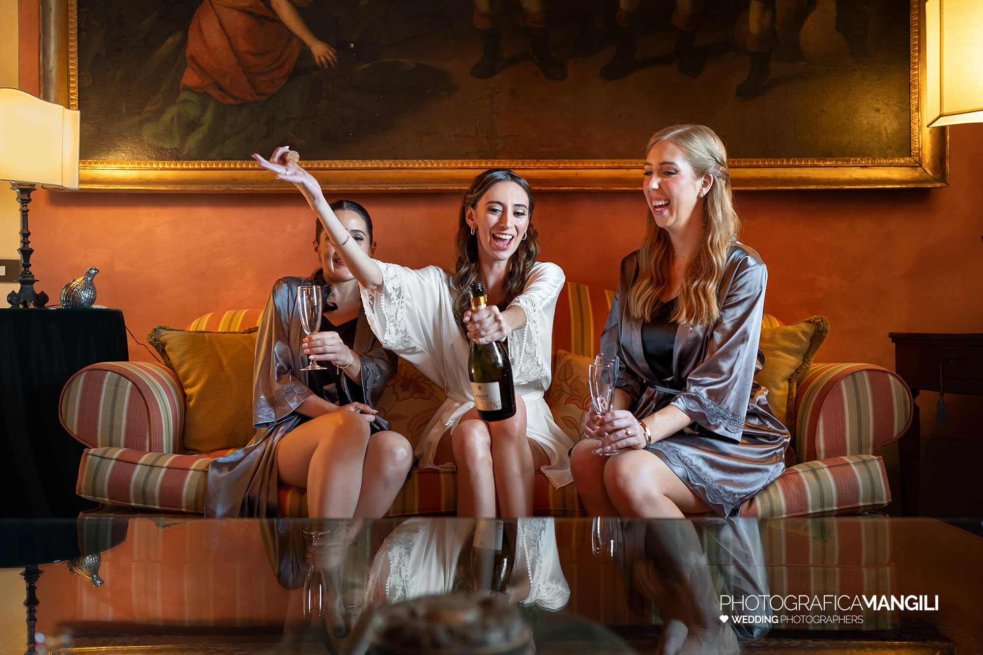 010 fotografo matrimonio reportage wedding vestizione sposa amiche brindisi castello rossino calolziocorte lecco lago como 010 fotografo matrimonio reportage wedding vestizione sposa amiche brindisi castello rossino calolziocorte lecco lago como