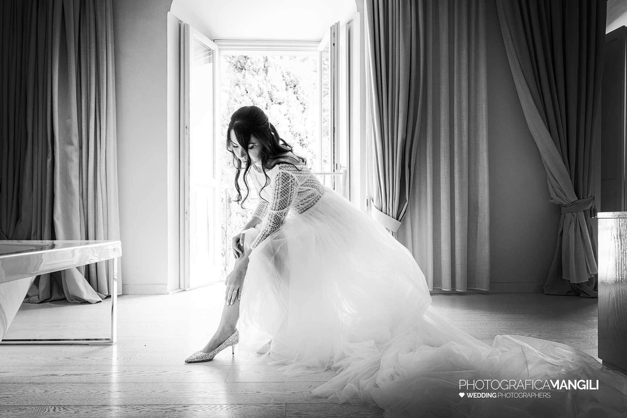 011 fotografo matrimonio reportage wedding sposa preparativi vestizione bianco nero ritratto castello degli angeli carobbio degli angeli bergamo 011 fotografo matrimonio reportage wedding sposa preparativi vestizione bianco nero ritratto castello degli angeli carobbio degli angeli bergamo