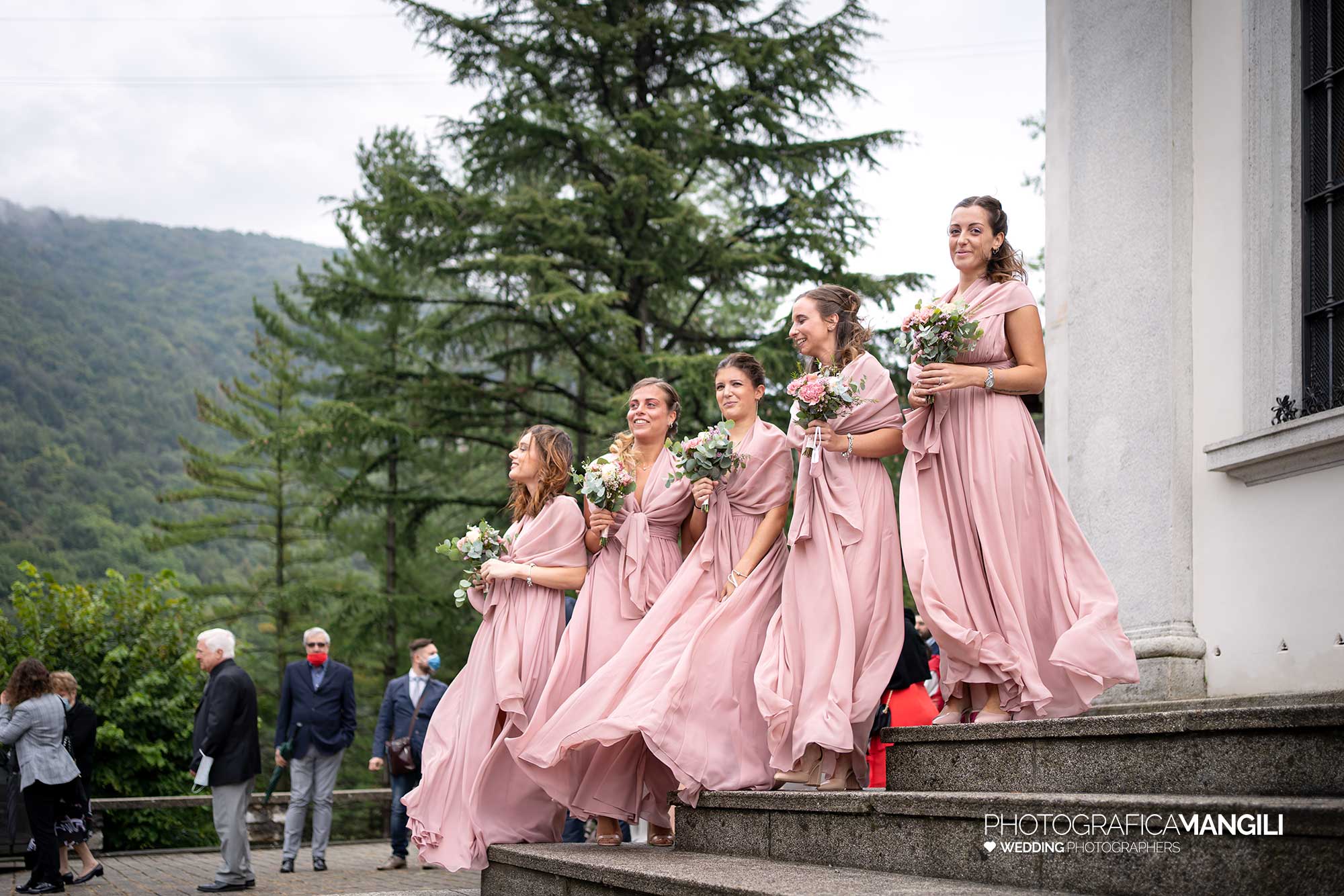 011 fotografo matrimonio wedding reportage damigelle sposa fuori chiesa pradalunga bergamo 011 fotografo matrimonio wedding reportage damigelle sposa fuori chiesa pradalunga bergamo