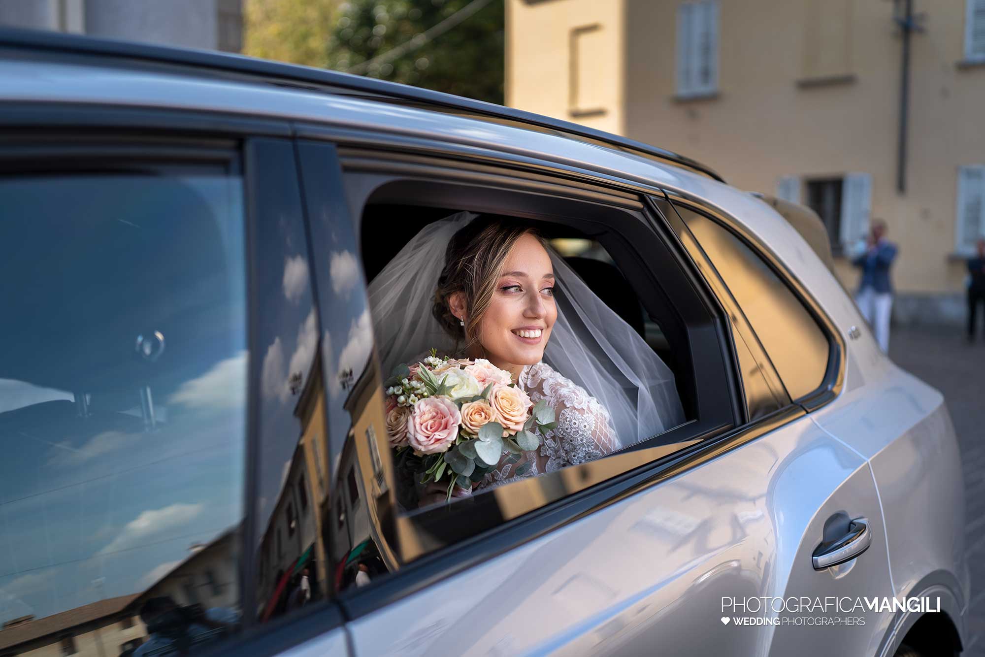 012 fotografo matrimonio reportage wedding arrivo macchina sposa rho milano 012 fotografo matrimonio reportage wedding arrivo macchina sposa rho milano