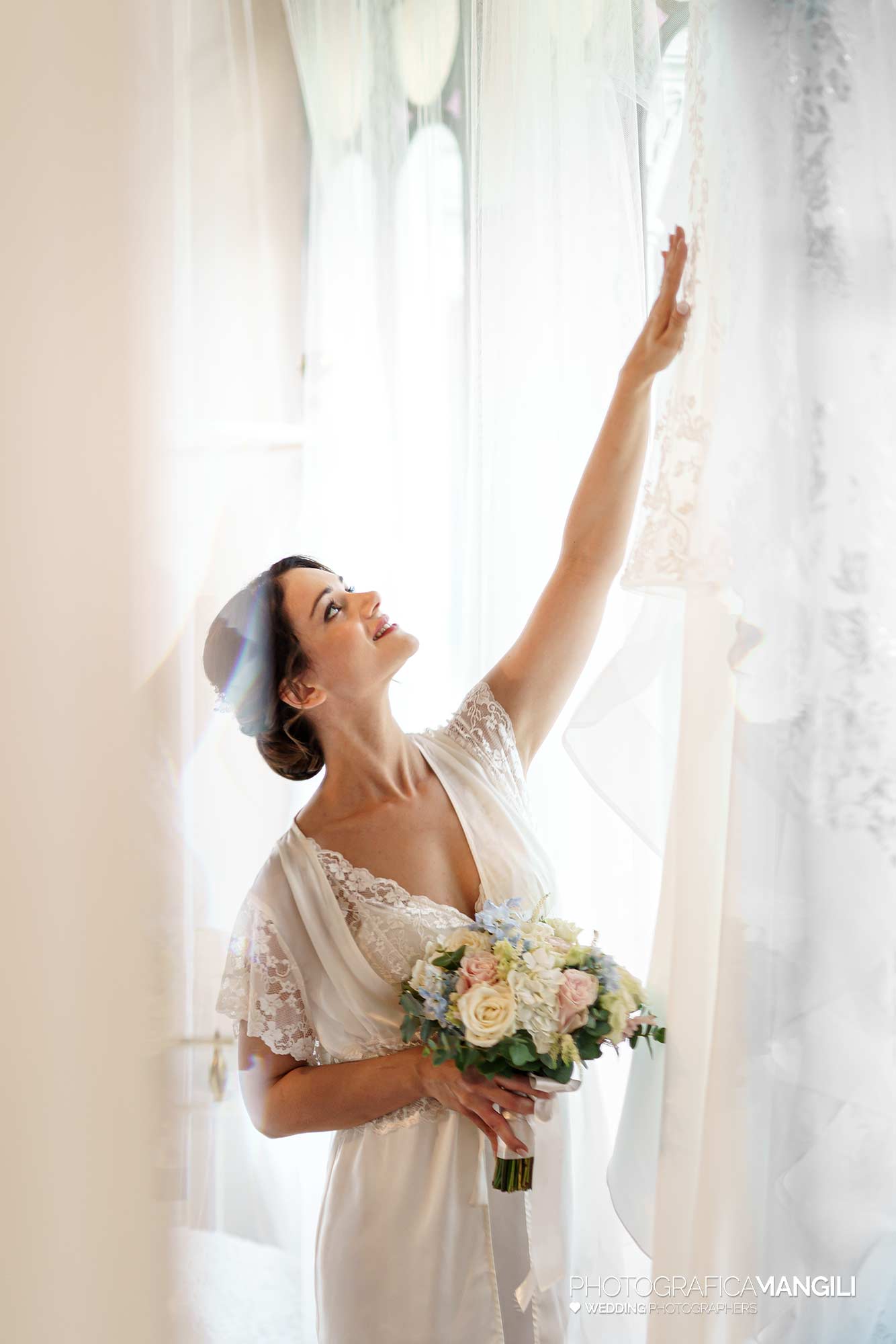 012 fotografo matrimonio reportage wedding preparazione abito sposa bouquetvilla ex magni rizzoli canzo como 012 fotografo matrimonio reportage wedding preparazione abito sposa bouquetvilla ex magni rizzoli canzo como