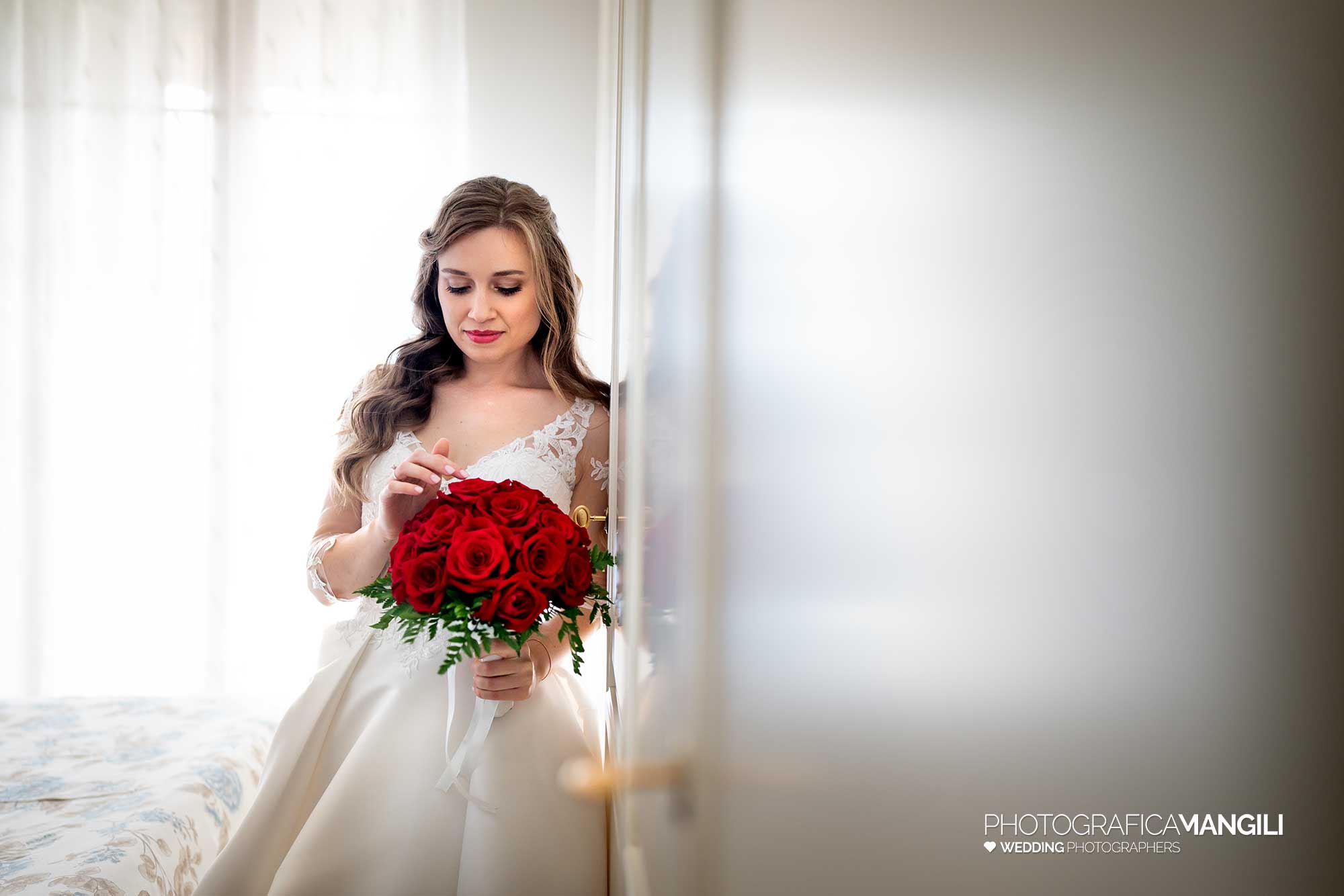 012 fotografo matrimonio reportage wedding preparazione sposa bouquet rose rosse milano 012 fotografo matrimonio reportage wedding preparazione sposa bouquet rose rosse milano