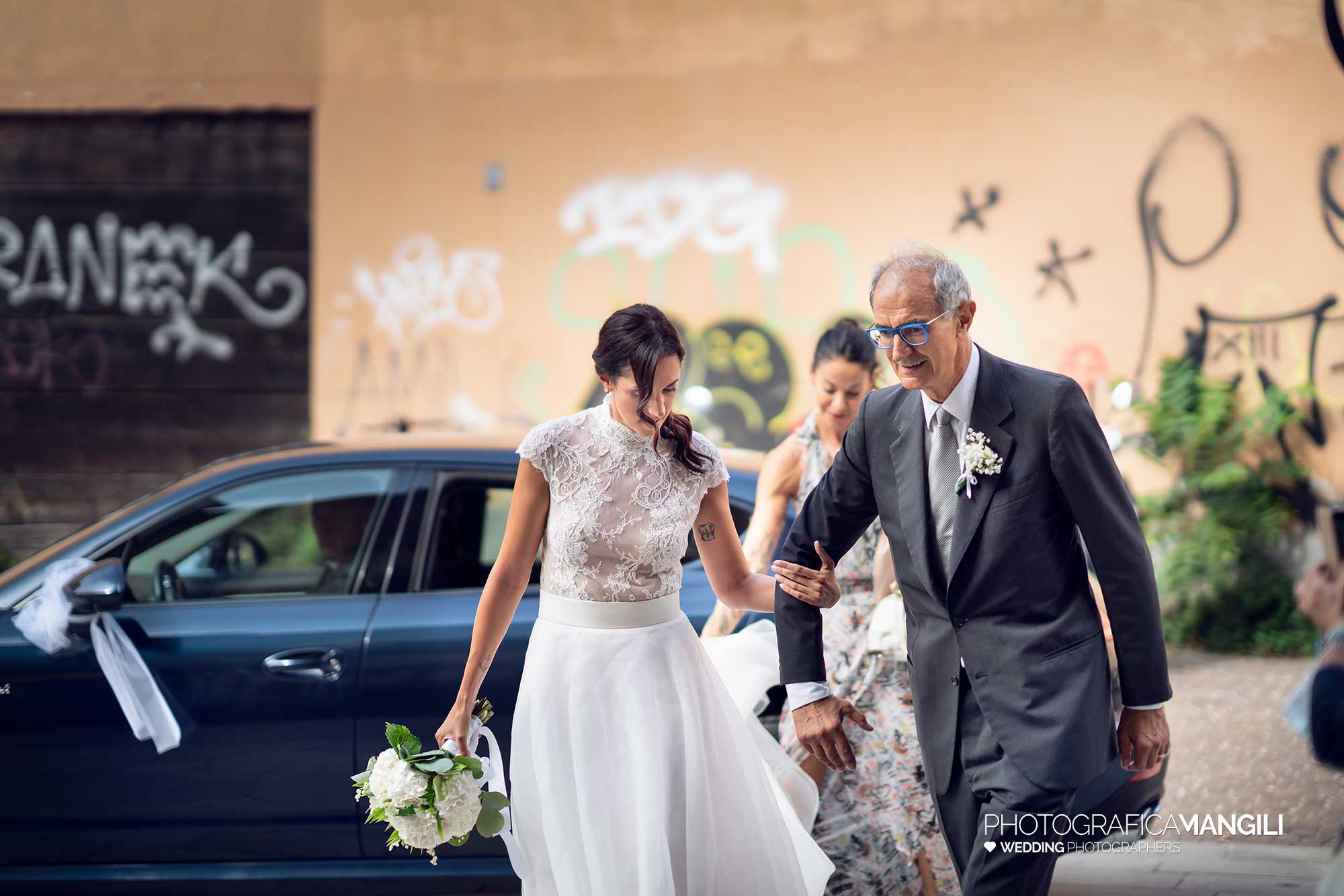 013 fotografo matrimonio reportage real wedding ingresso sposa con papà milano 013 fotografo matrimonio reportage real wedding ingresso sposa con papà milano