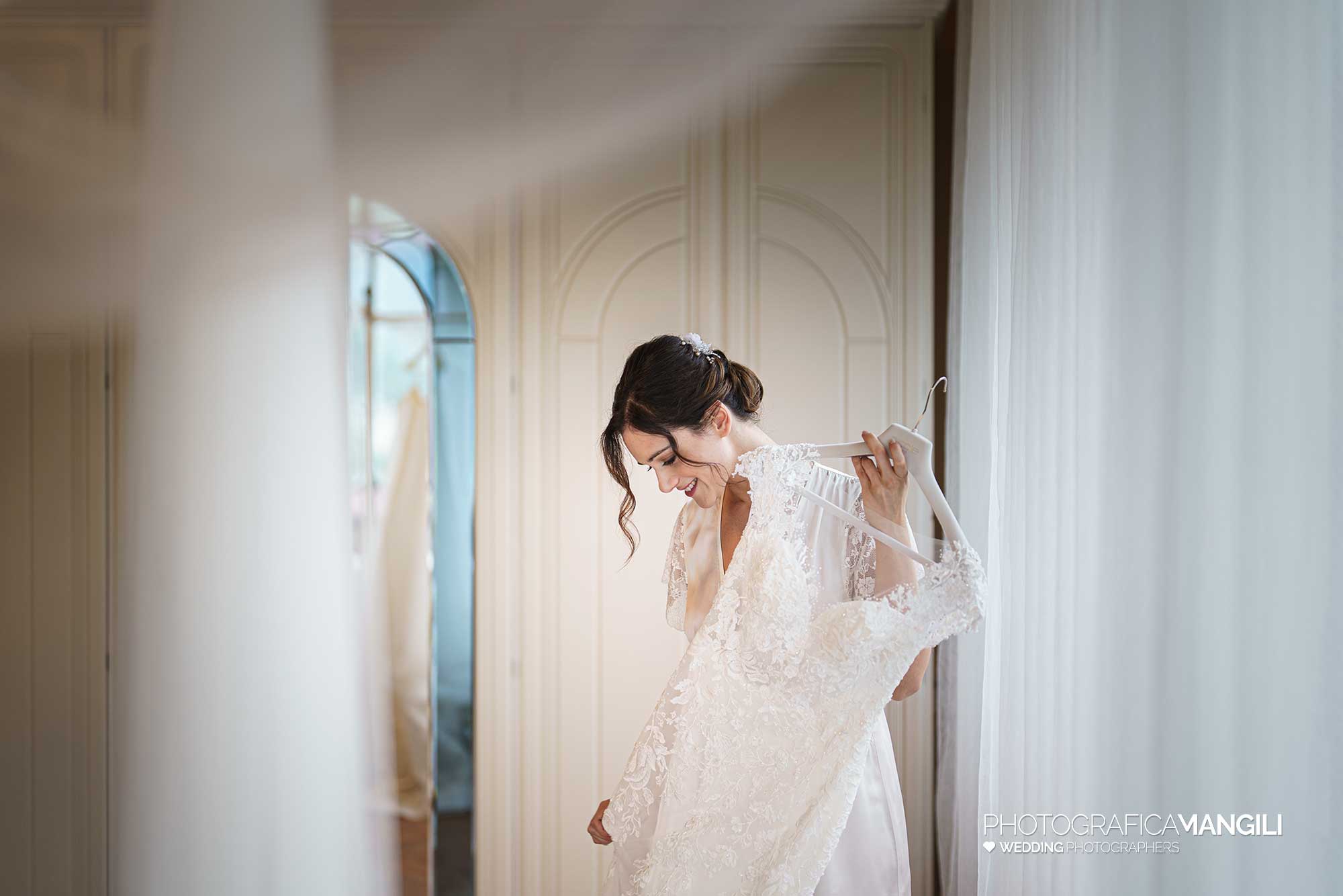 013 fotografo matrimonio reportage wedding preparazione abito sposa villa ex magni rizzoli canzo como 013 fotografo matrimonio reportage wedding preparazione abito sposa villa ex magni rizzoli canzo como