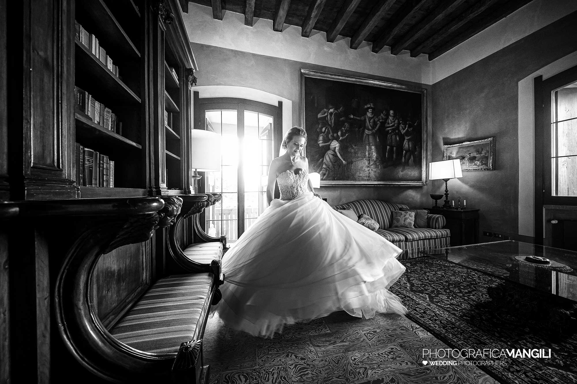 013 fotografo matrimonio reportage wedding sposa preparativi vestizione bianco nero bride castello rossino calolziocorte lecco lago como 013 fotografo matrimonio reportage wedding sposa preparativi vestizione bianco nero bride castello rossino calolziocorte lecco lago como