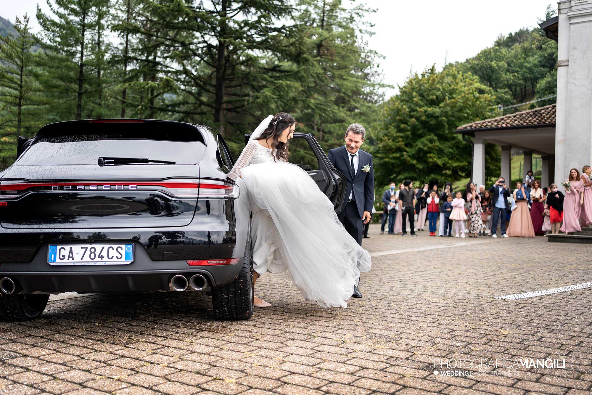 013 fotografo matrimonio wedding reportage arrivo macchina sposa chiesa pradalunga bergamo 013 fotografo matrimonio wedding reportage arrivo macchina sposa chiesa pradalunga bergamo