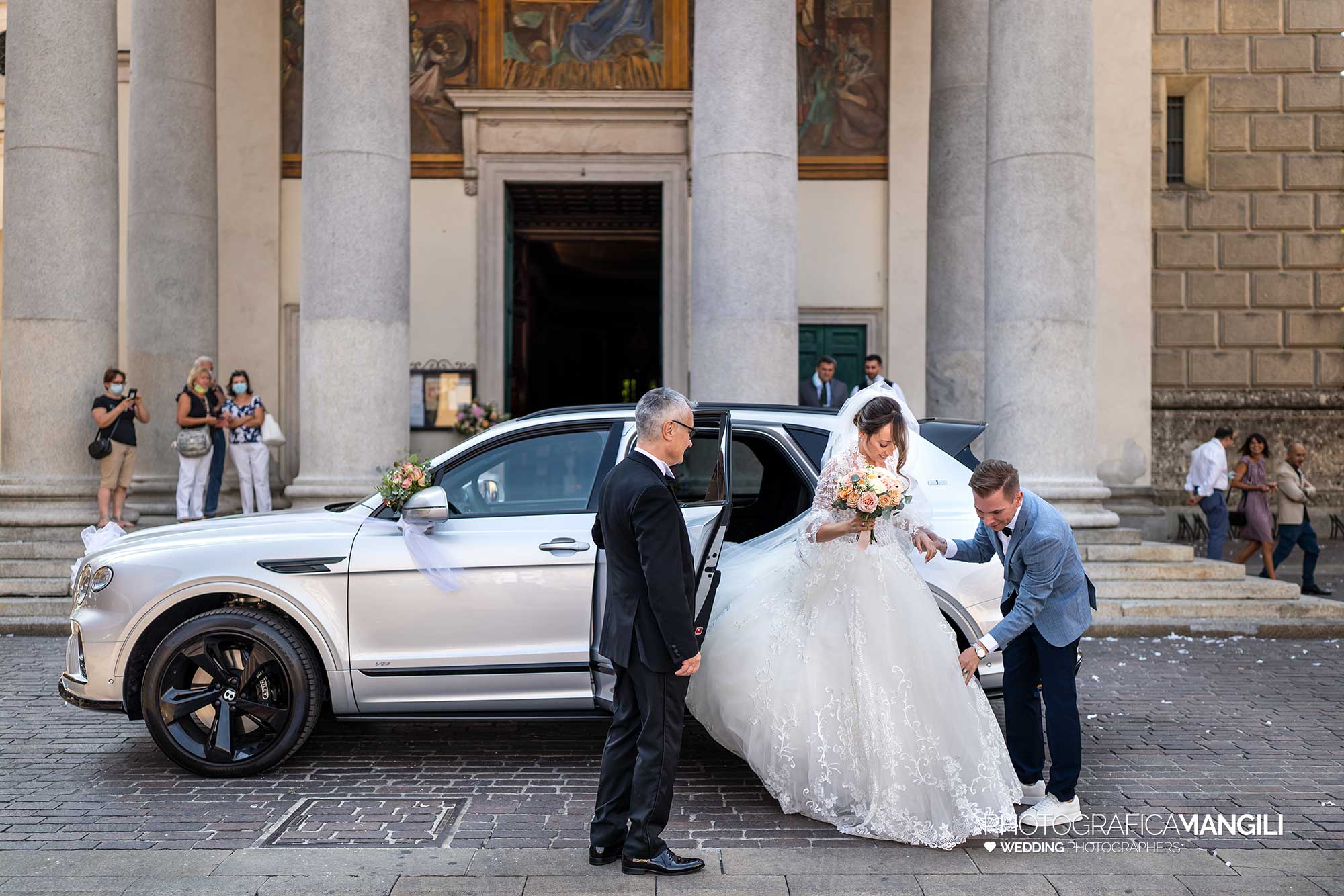 014 fotografo matrimonio reportage wedding arrivo macchina sposa rho milano 014 fotografo matrimonio reportage wedding arrivo macchina sposa rho milano