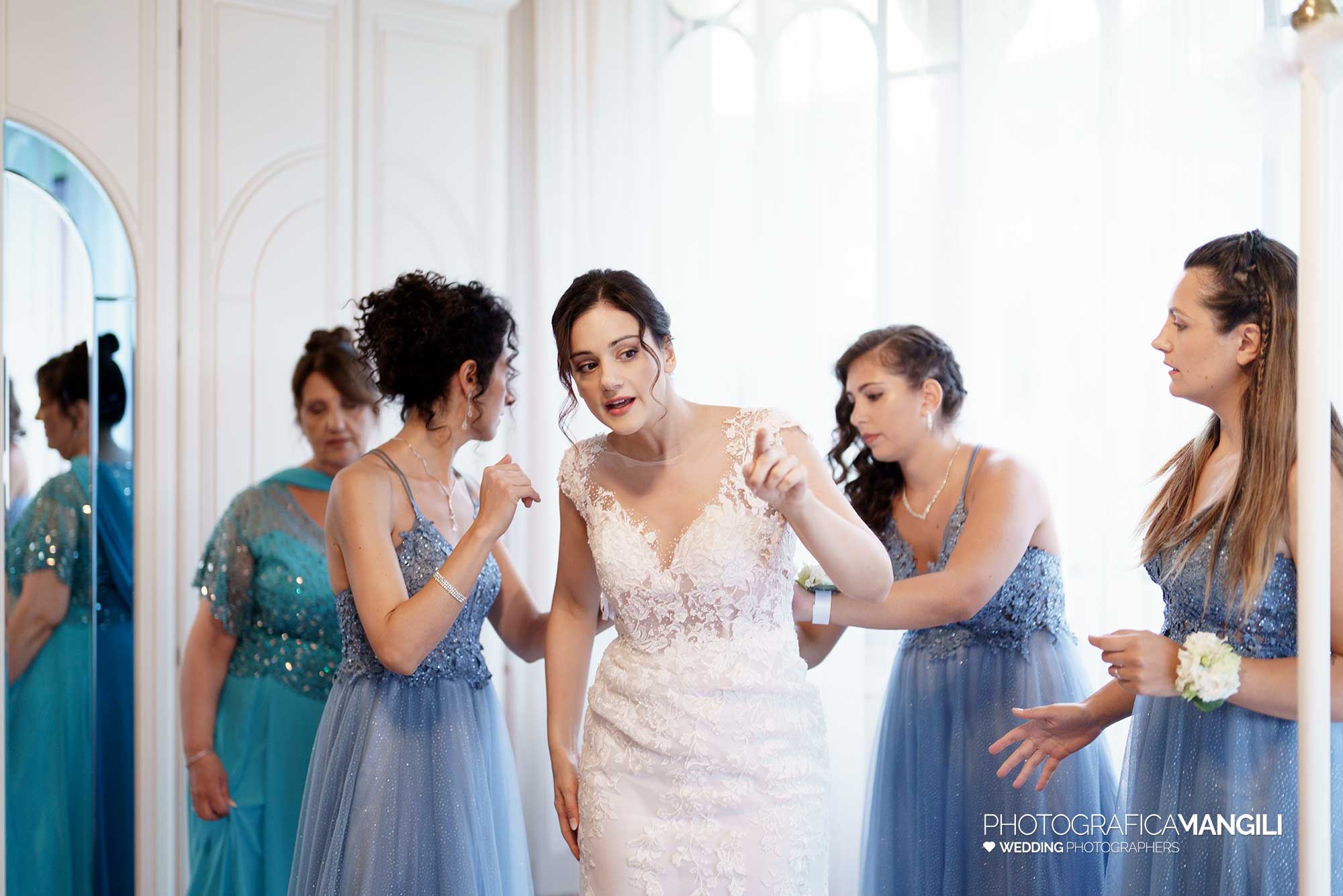 014 fotografo matrimonio reportage wedding preparazione abito sposa con damigelle villa ex magni rizzoli canzo como 014 fotografo matrimonio reportage wedding preparazione abito sposa con damigelle villa ex magni rizzoli canzo como