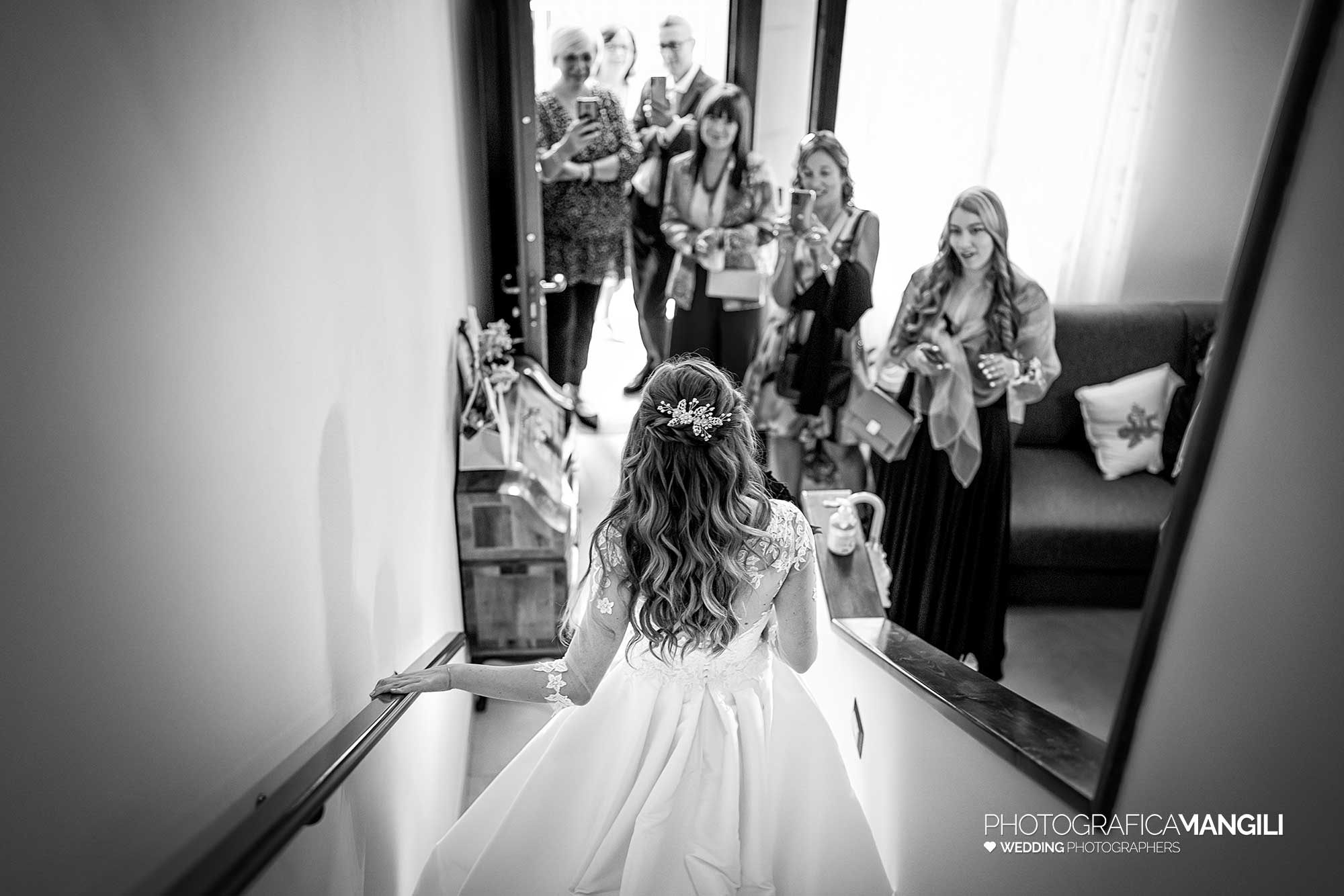 014 fotografo matrimonio reportage wedding preparazione sposa scale milano 014 fotografo matrimonio reportage wedding preparazione sposa scale milano