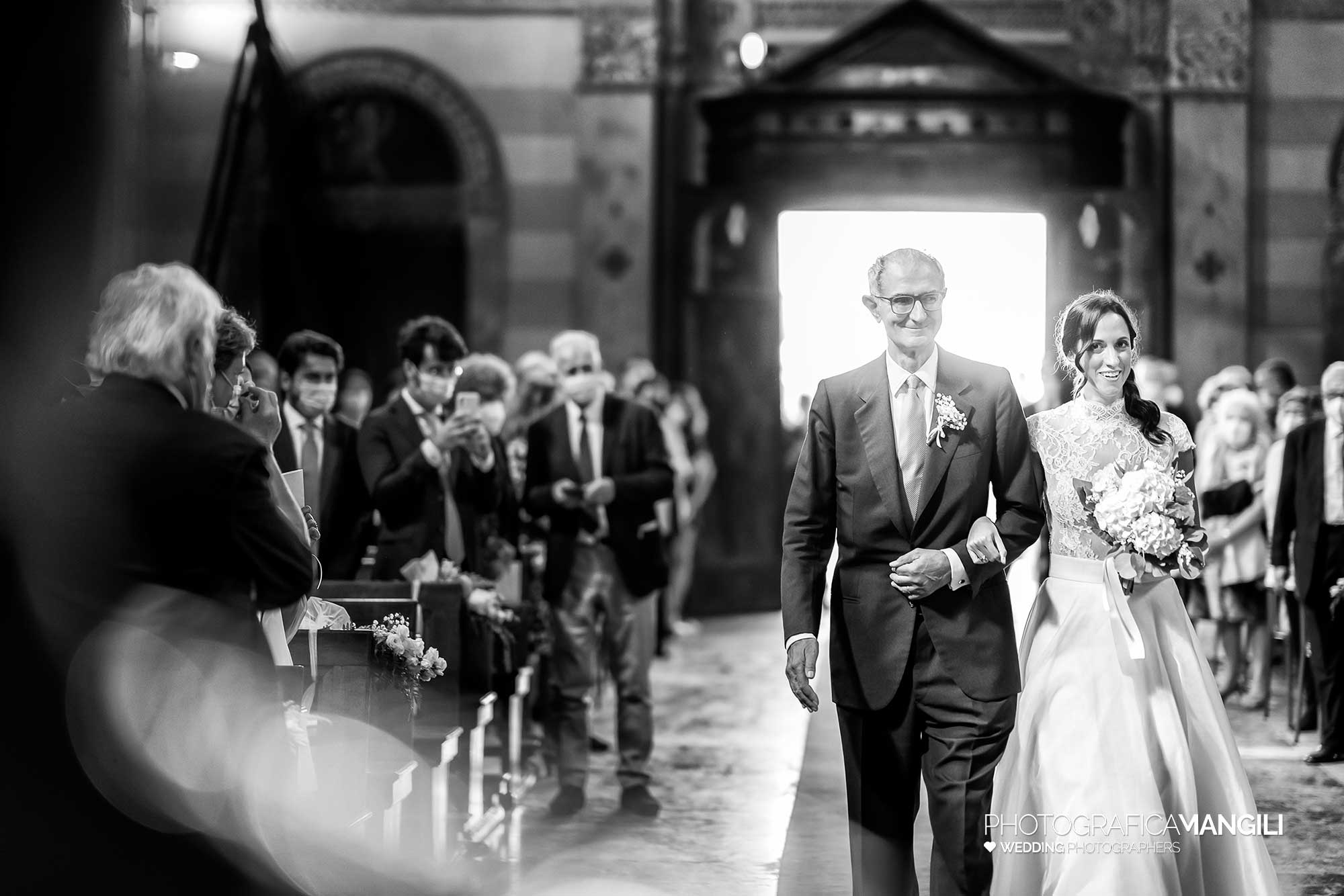 015 fotografo matrimonio reportage real wedding ingresso sposa con papà milano 015 fotografo matrimonio reportage real wedding ingresso sposa con papà milano